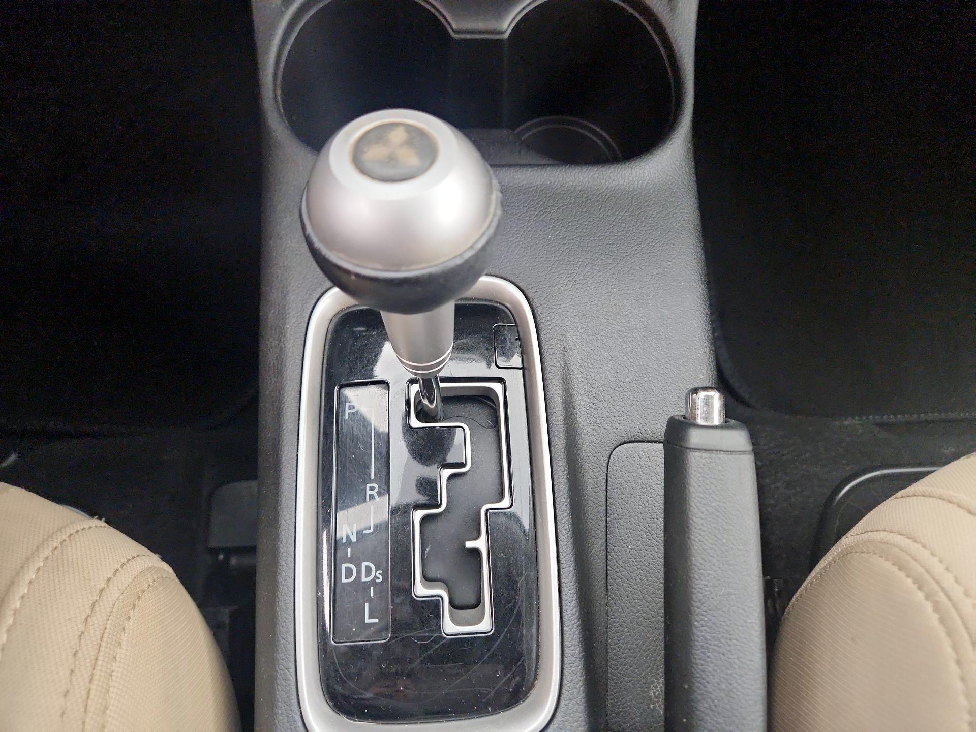 Thumbnail: 2016 Mitsubishi Outlander - 17