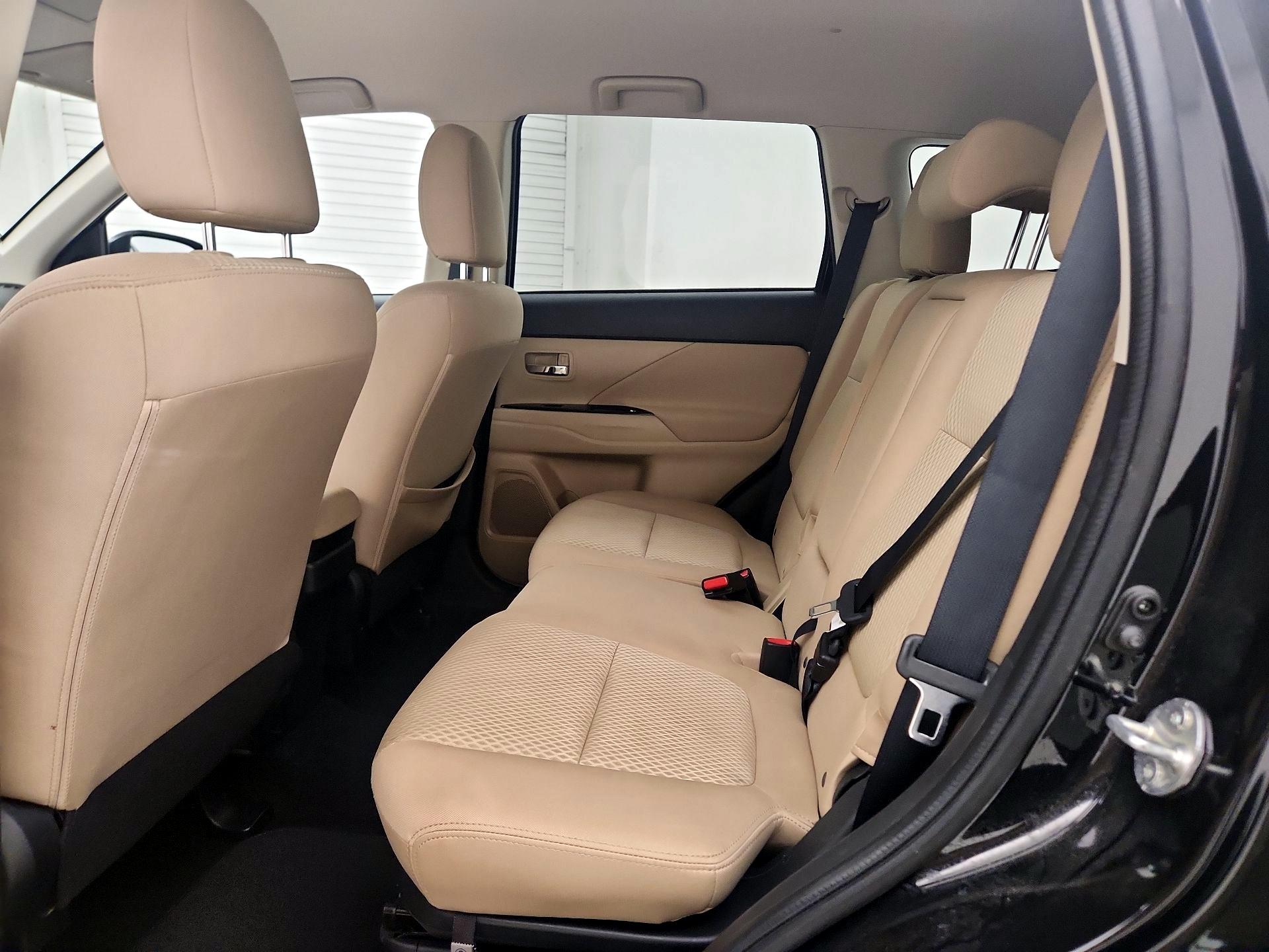 Thumbnail: 2016 Mitsubishi Outlander - 19