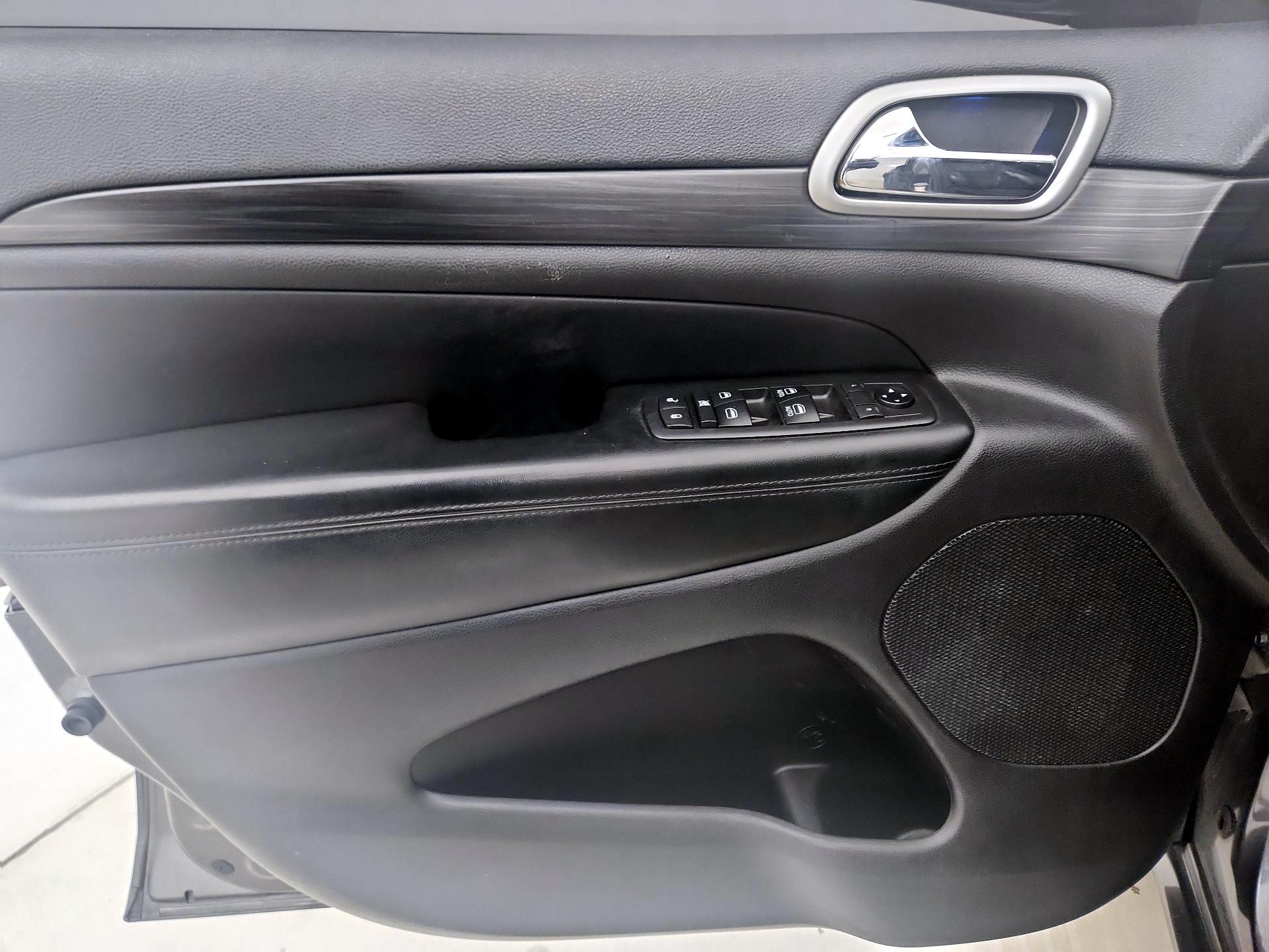 Thumbnail: 2019 Jeep Grand Cherokee - 12