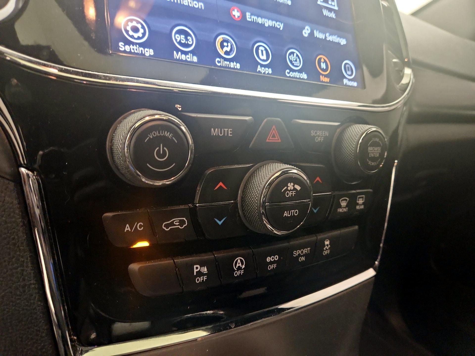 Thumbnail: 2019 Jeep Grand Cherokee - 17