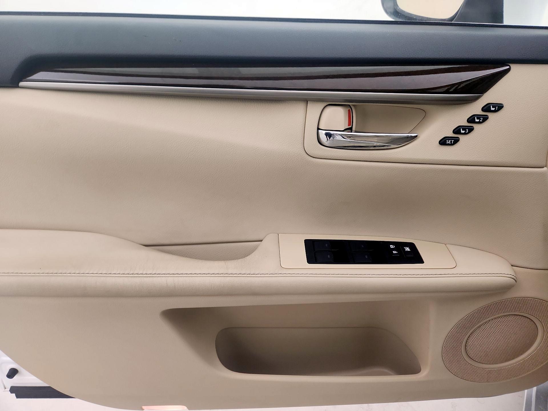 Thumbnail: 2015 Lexus ES - 12