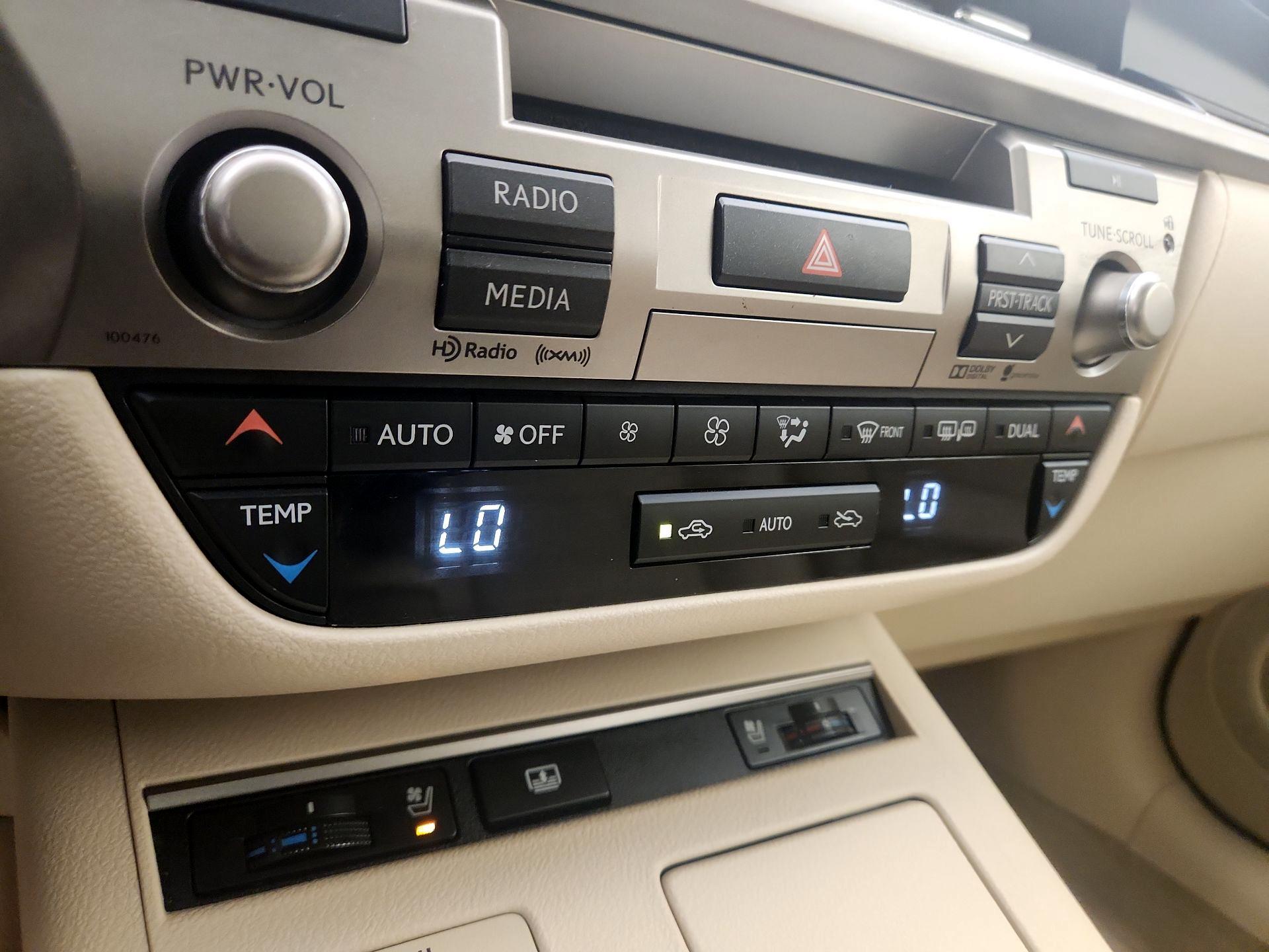 Thumbnail: 2015 Lexus ES - 16