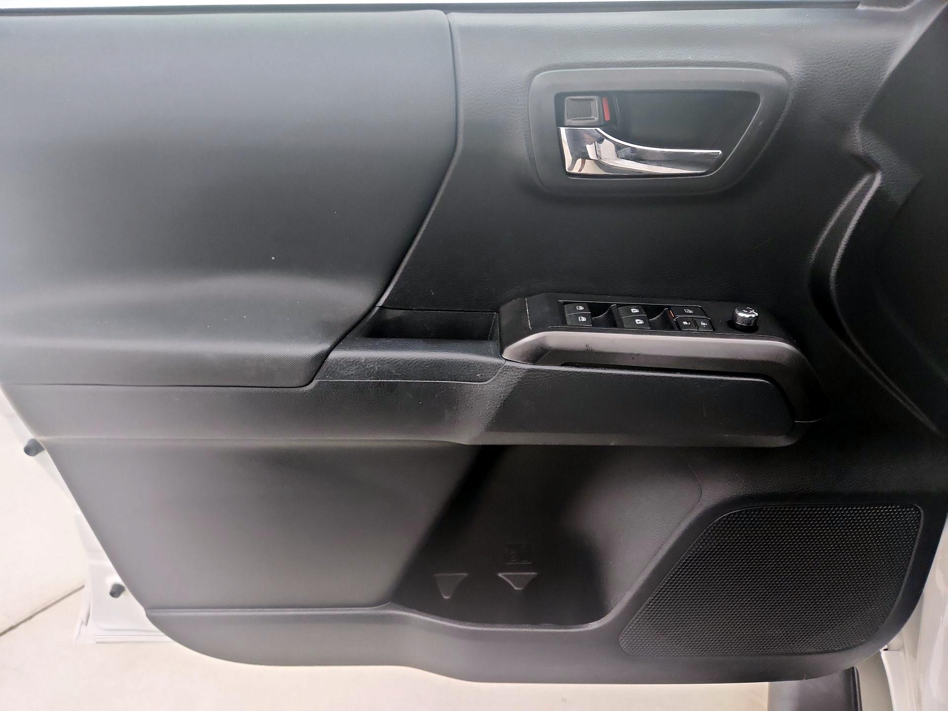 Thumbnail: 2018 Toyota Tacoma - 12