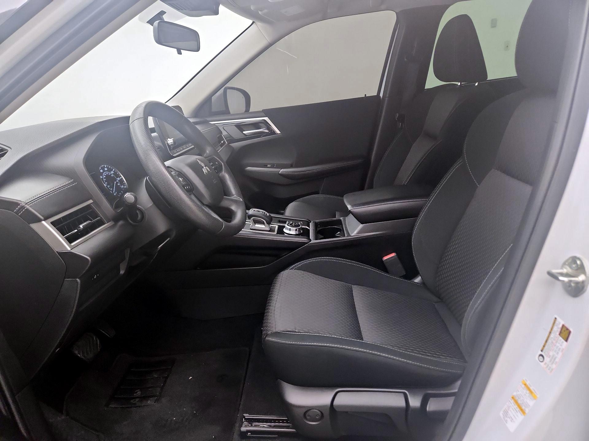 Thumbnail: 2022 Mitsubishi Outlander - 11