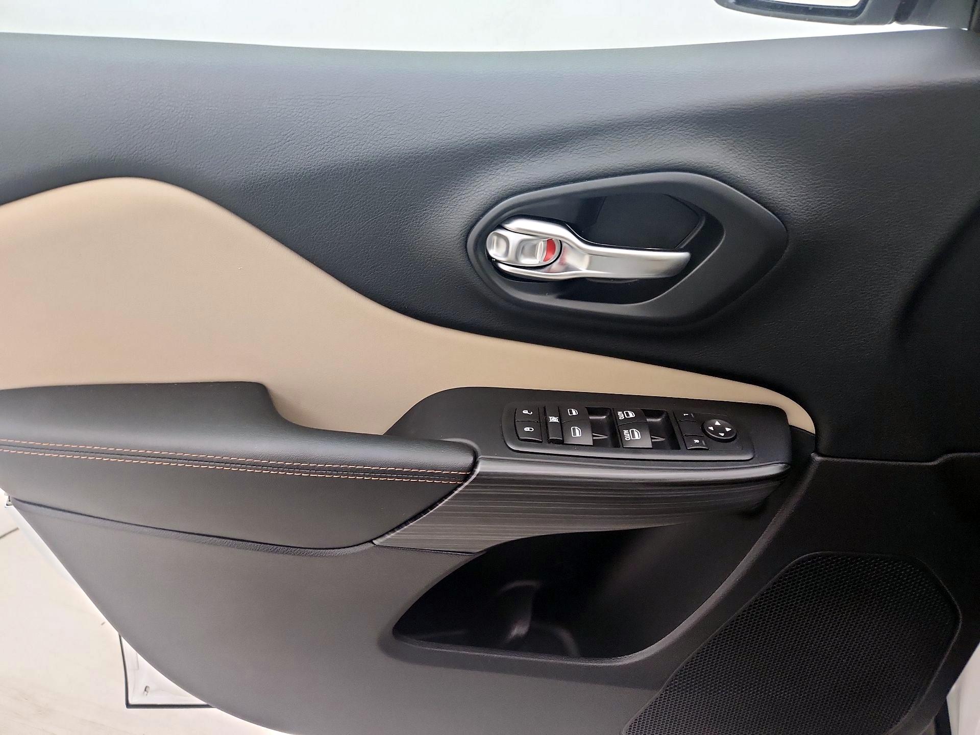 Thumbnail: 2016 Jeep Cherokee - 12