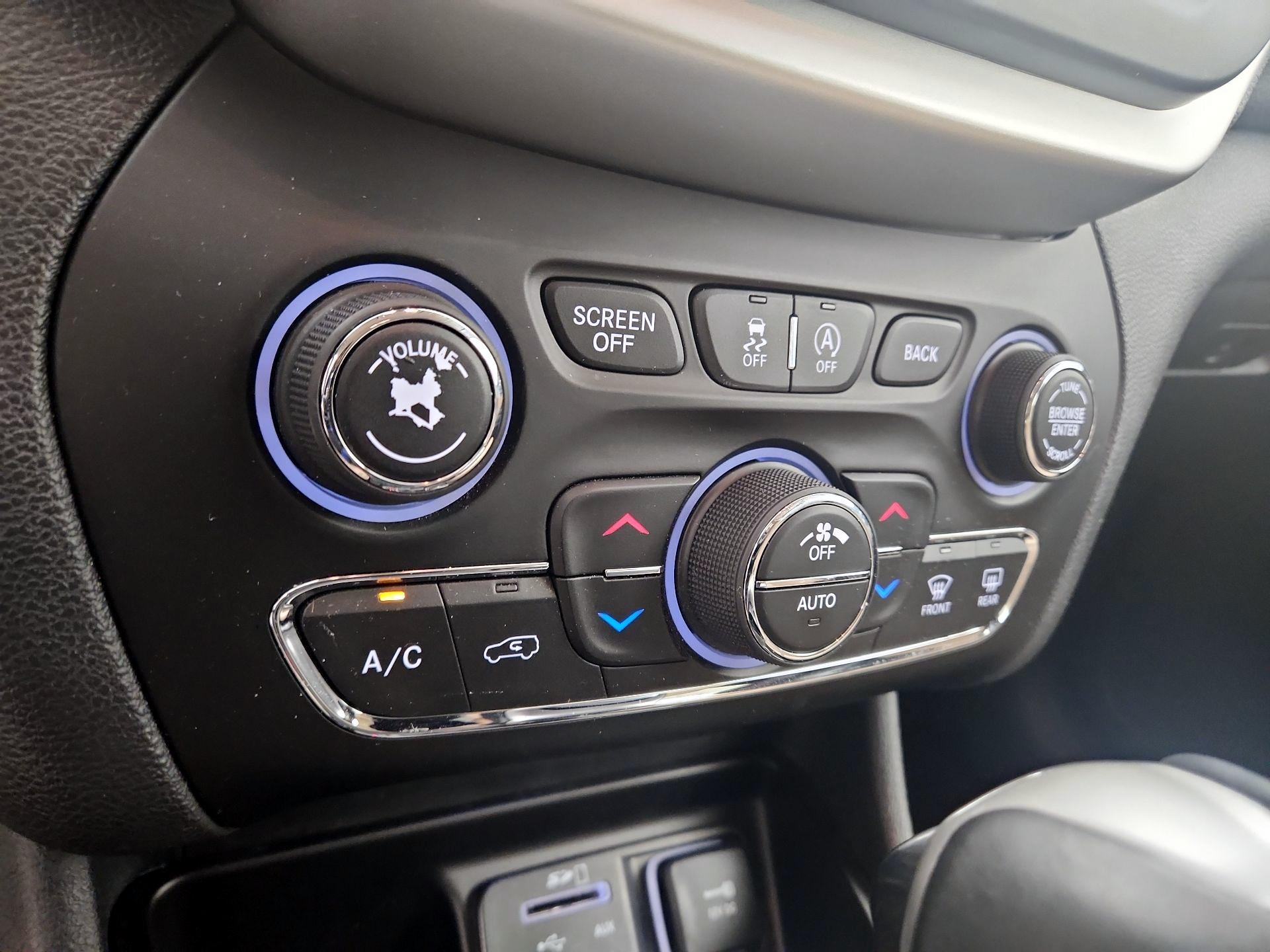 Thumbnail: 2016 Jeep Cherokee - 17