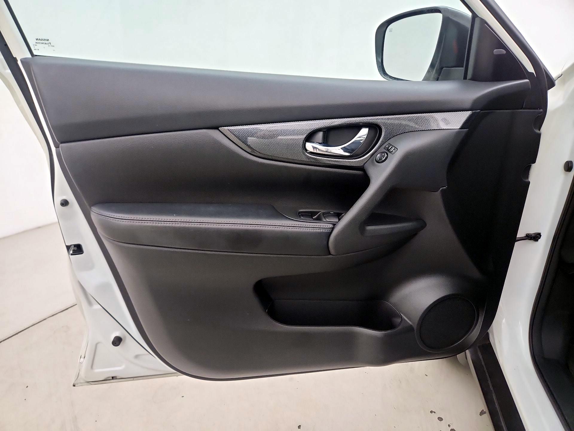 Thumbnail: 2016 Nissan Rogue - 12