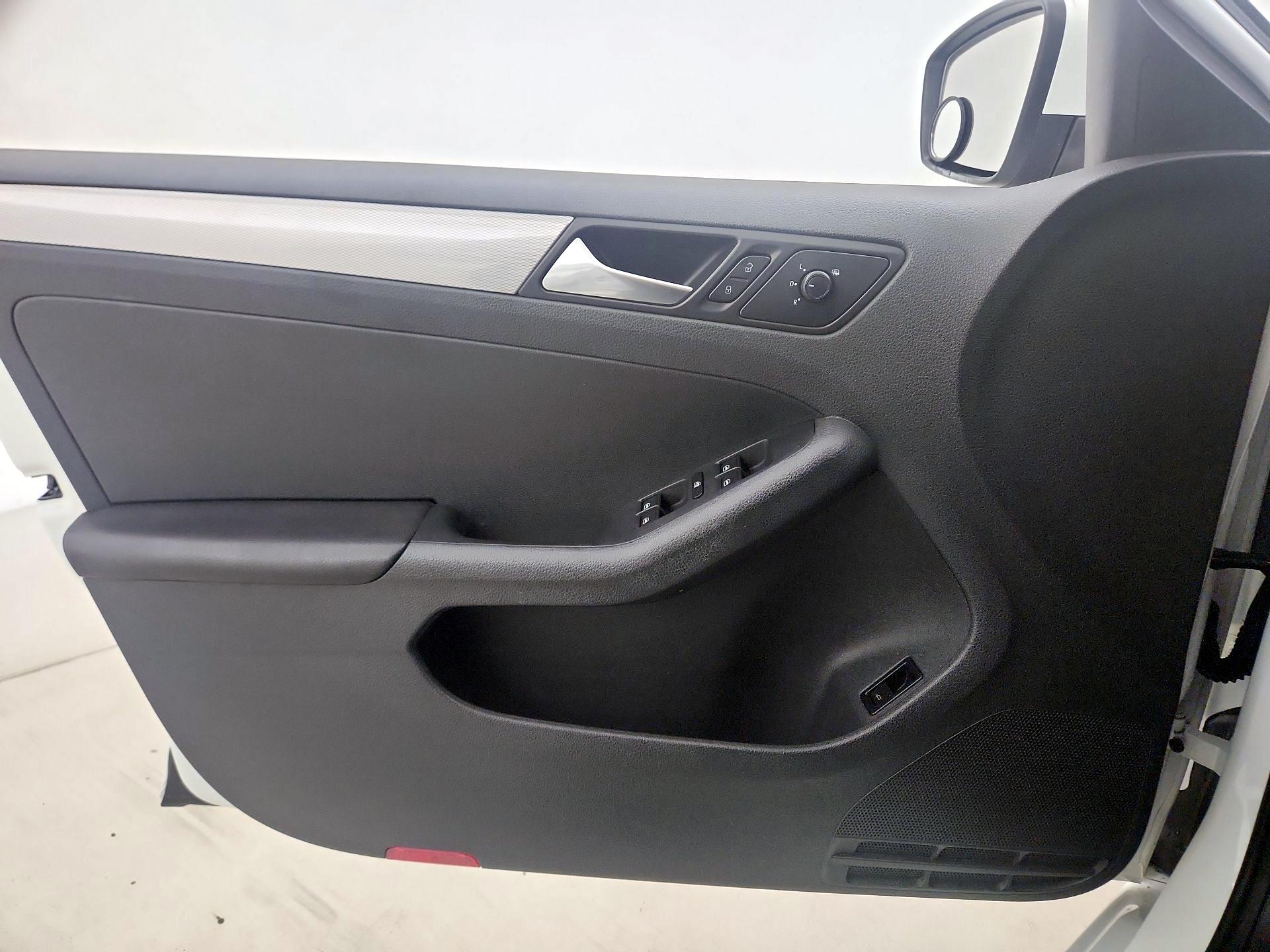 Thumbnail: 2017 Volkswagen Jetta - 12