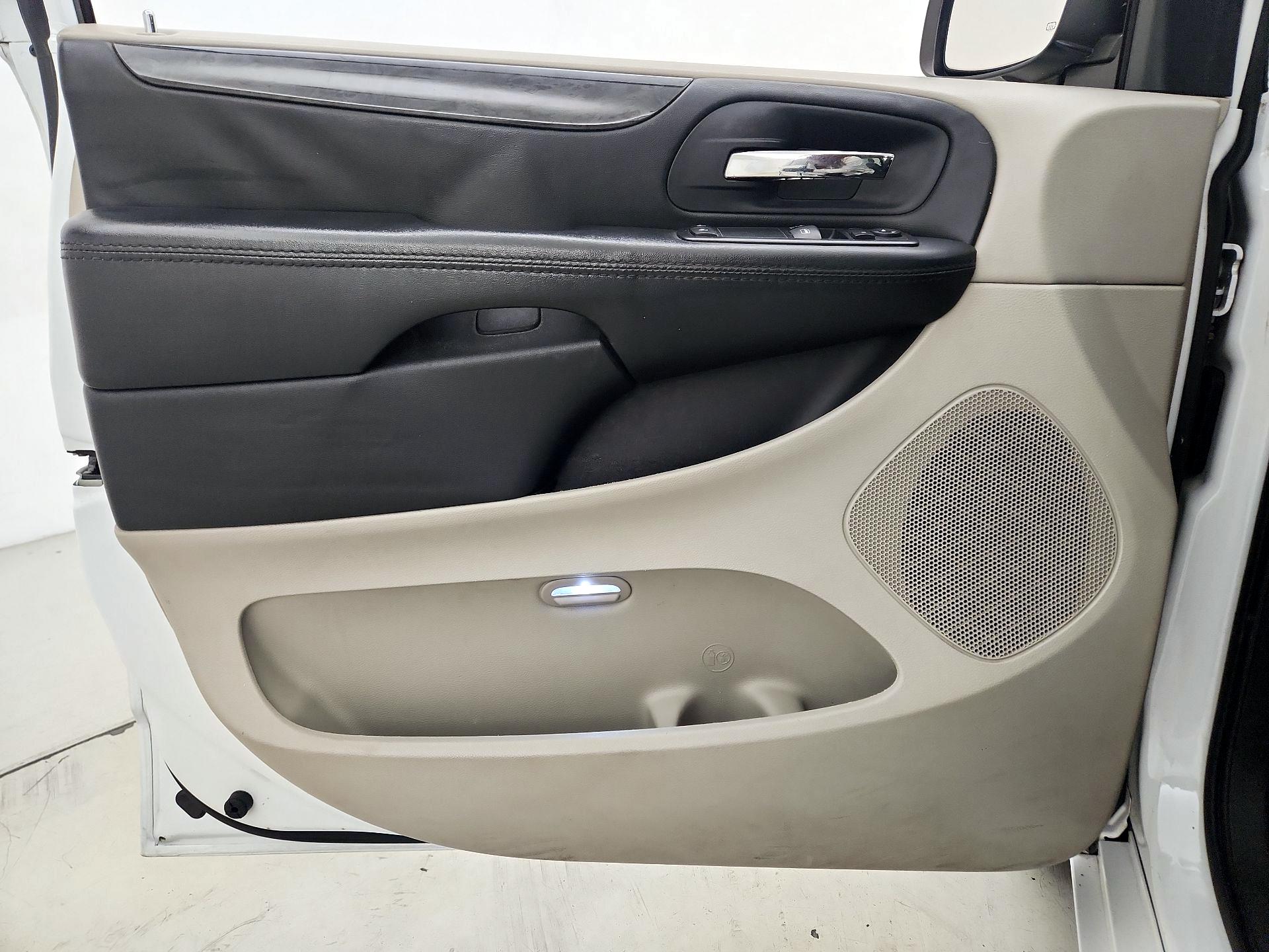 Thumbnail: 2017 Dodge Grand Caravan - 12