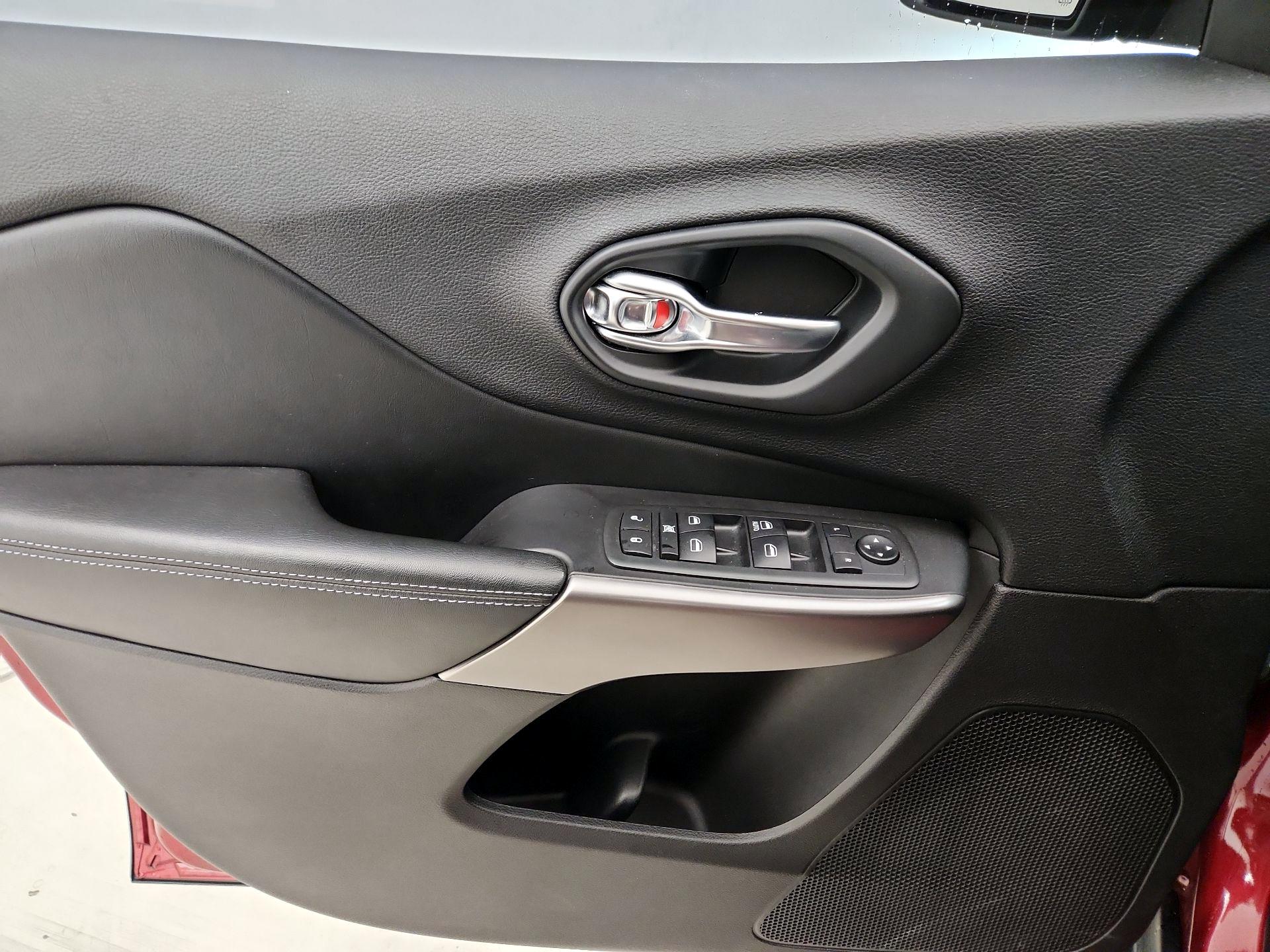 Thumbnail: 2020 Jeep Cherokee - 12