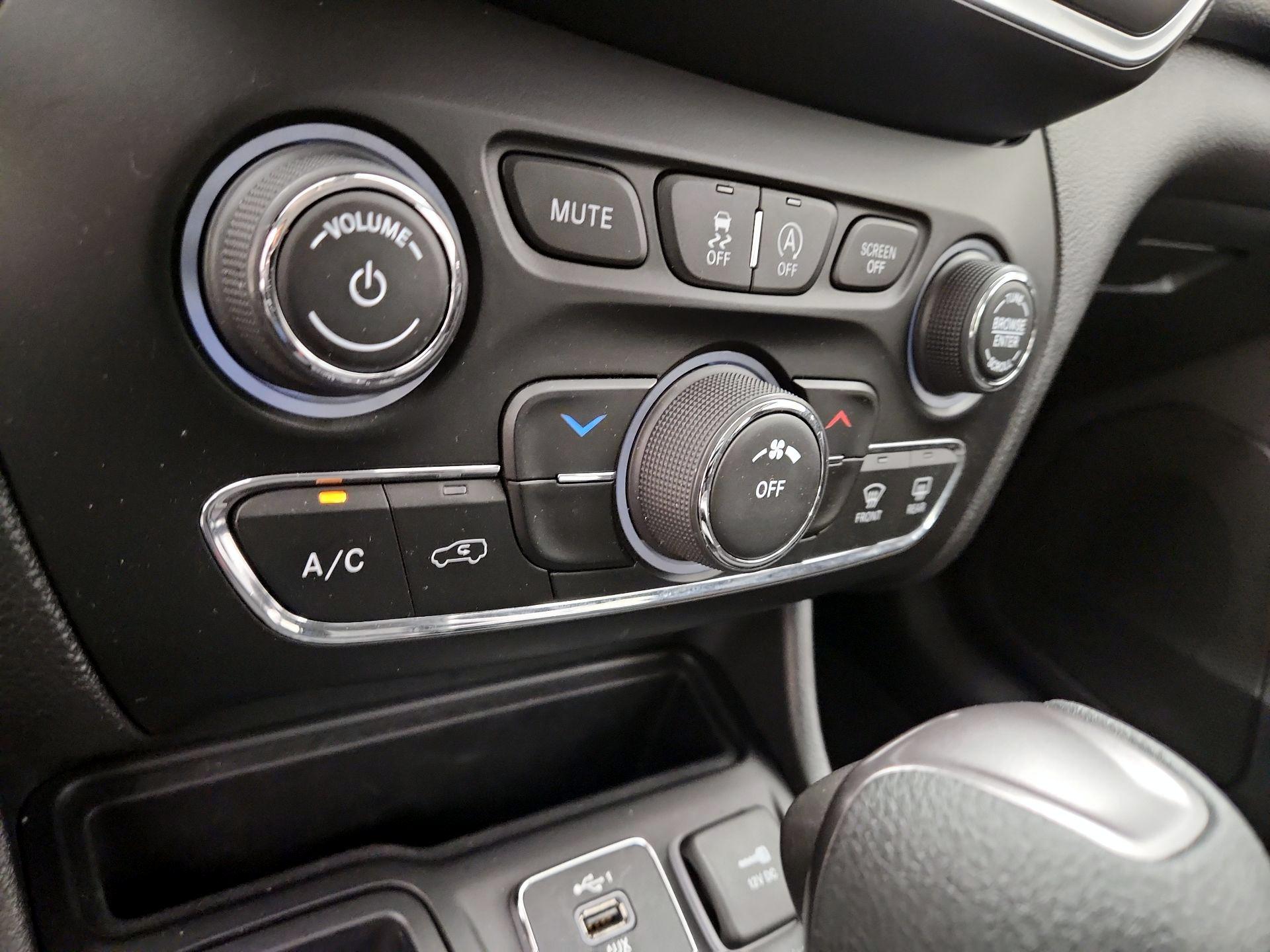 Thumbnail: 2020 Jeep Cherokee - 16