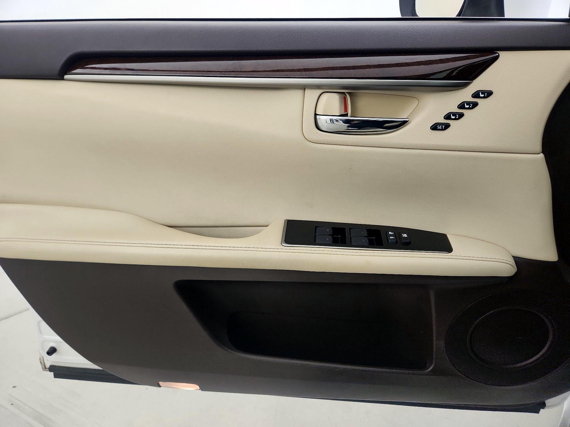 Thumbnail: 2017 Lexus ES - 12