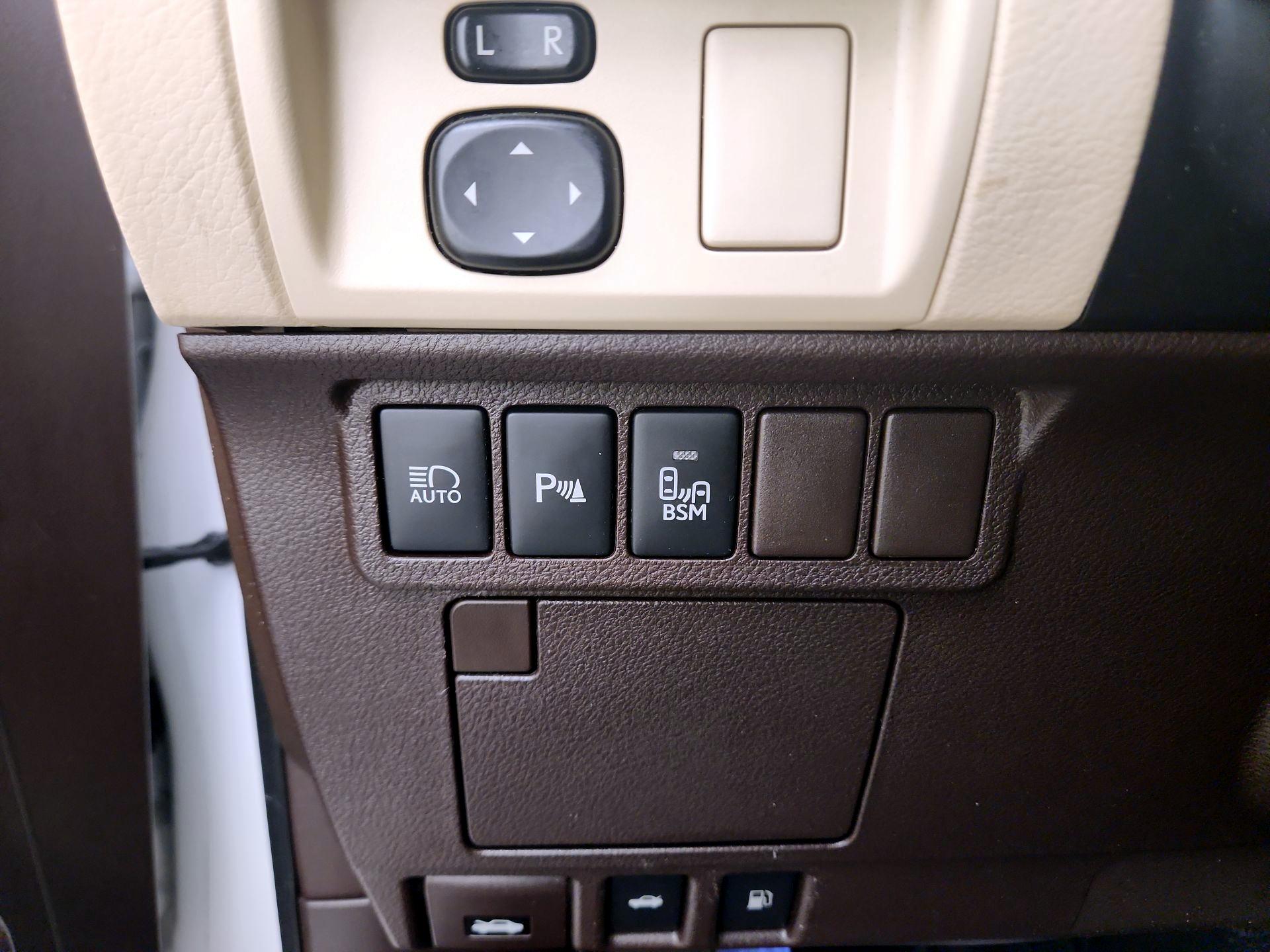 Thumbnail: 2017 Lexus ES - 13