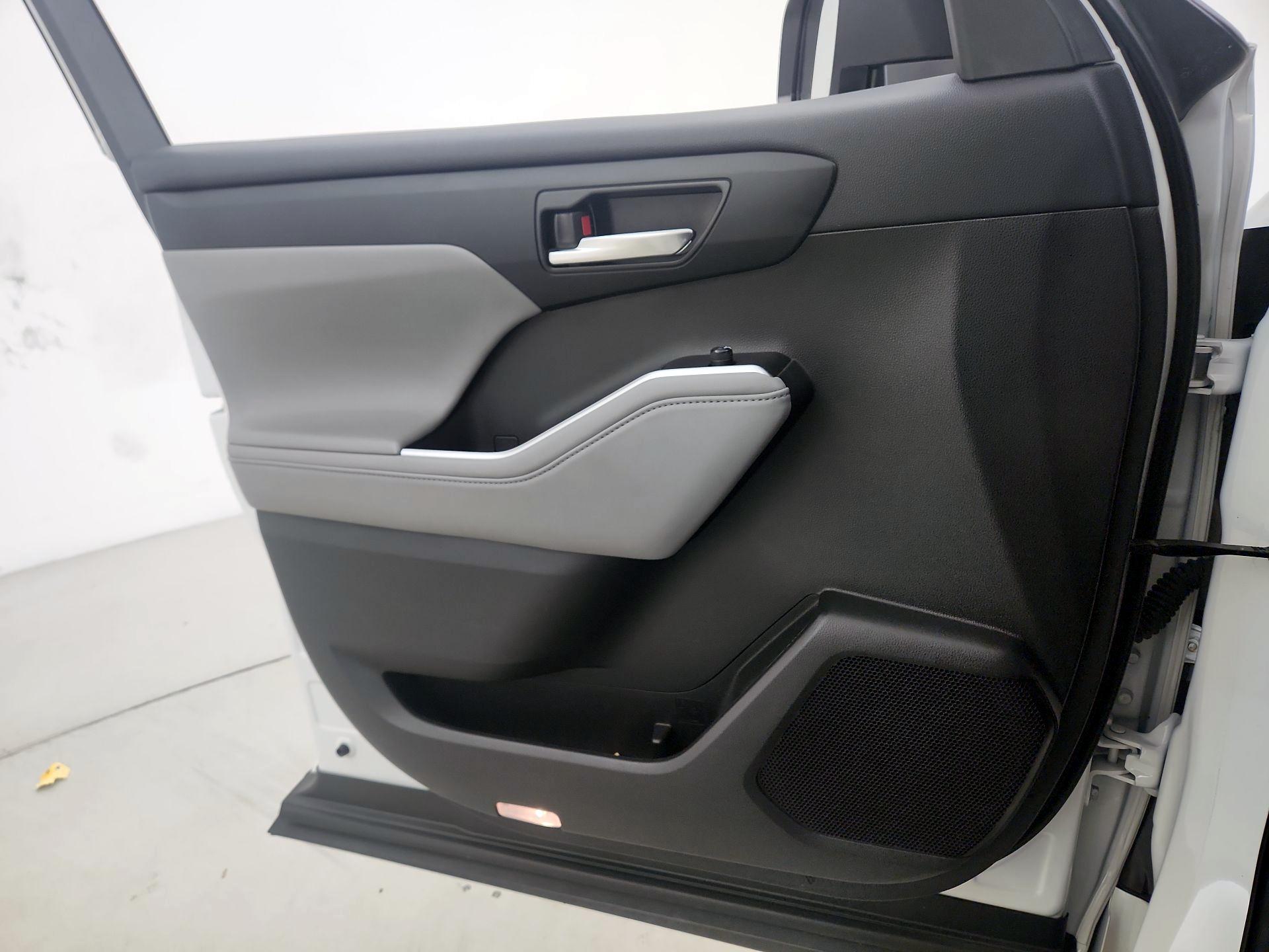 Thumbnail: 2020 Toyota Highlander - 12