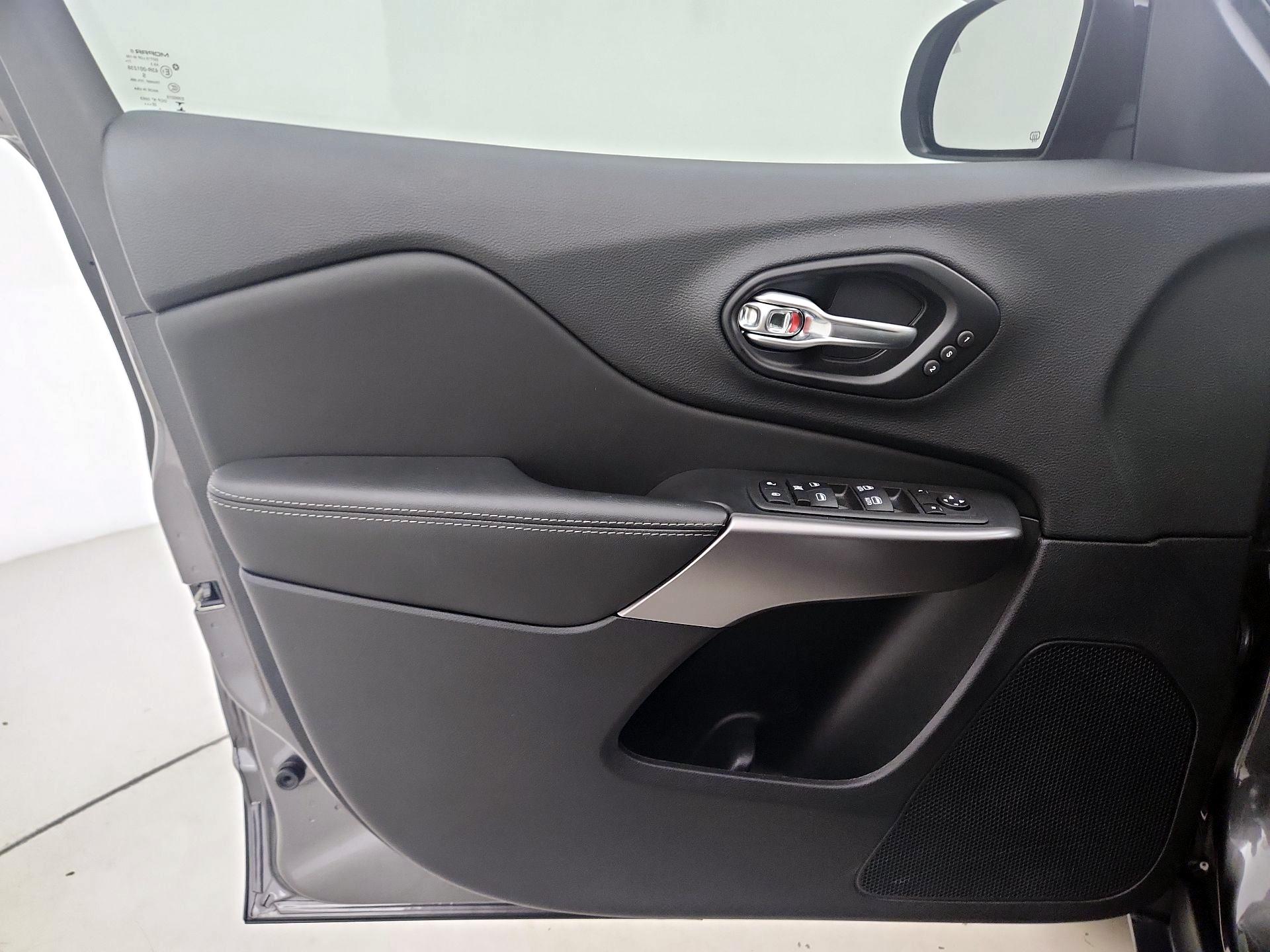 Thumbnail: 2022 Jeep Cherokee - 12