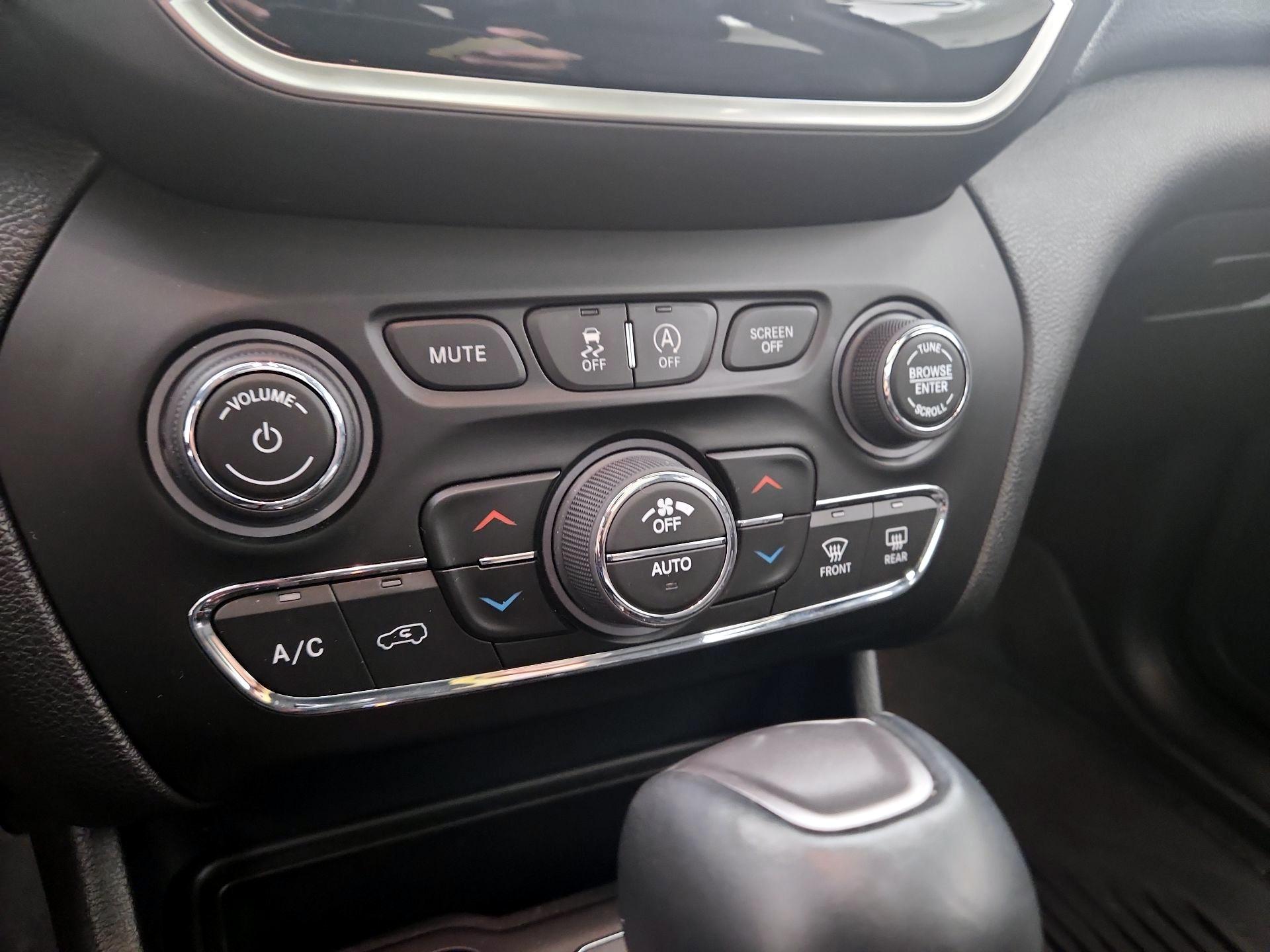 Thumbnail: 2022 Jeep Cherokee - 16