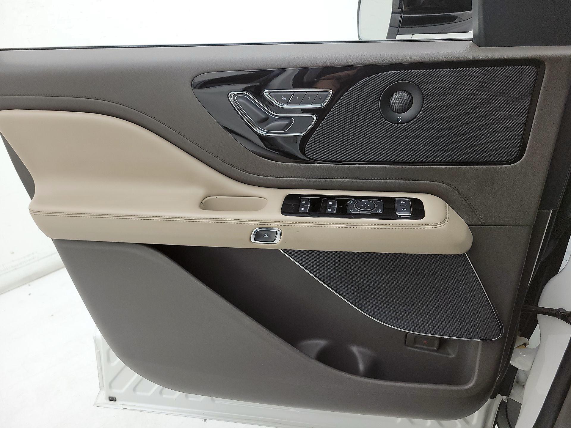 Thumbnail: 2020 Lincoln Aviator - 12