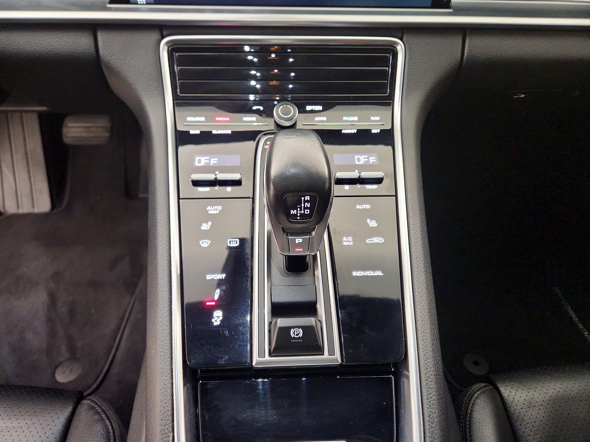 Thumbnail: 2018 Porsche Panamera - 18