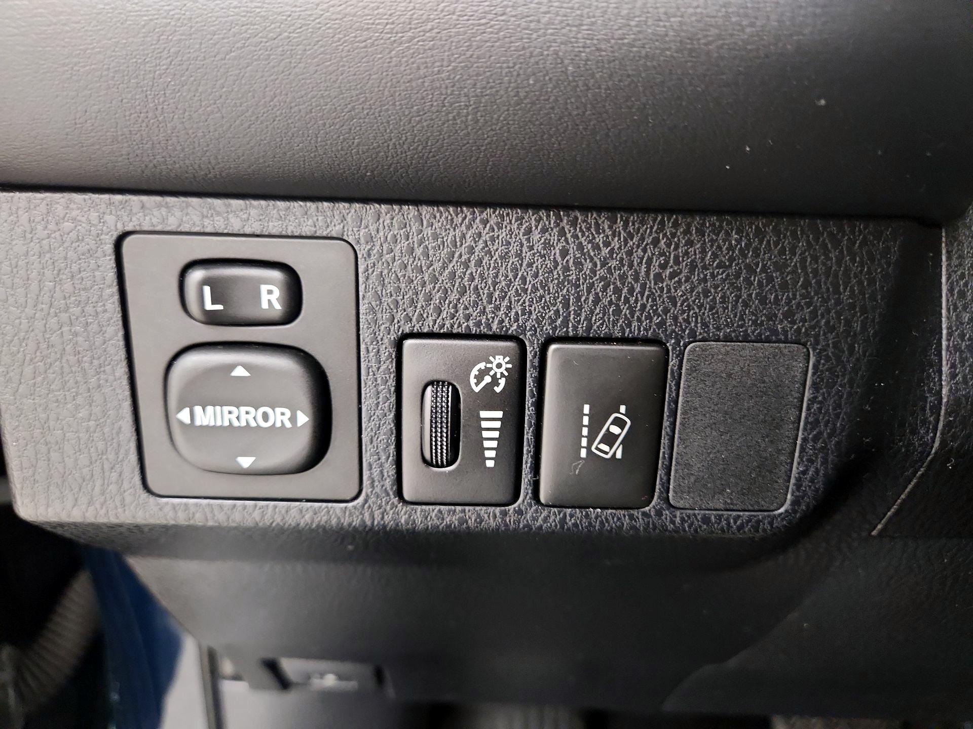 Thumbnail: 2018 Toyota RAV4 - 13