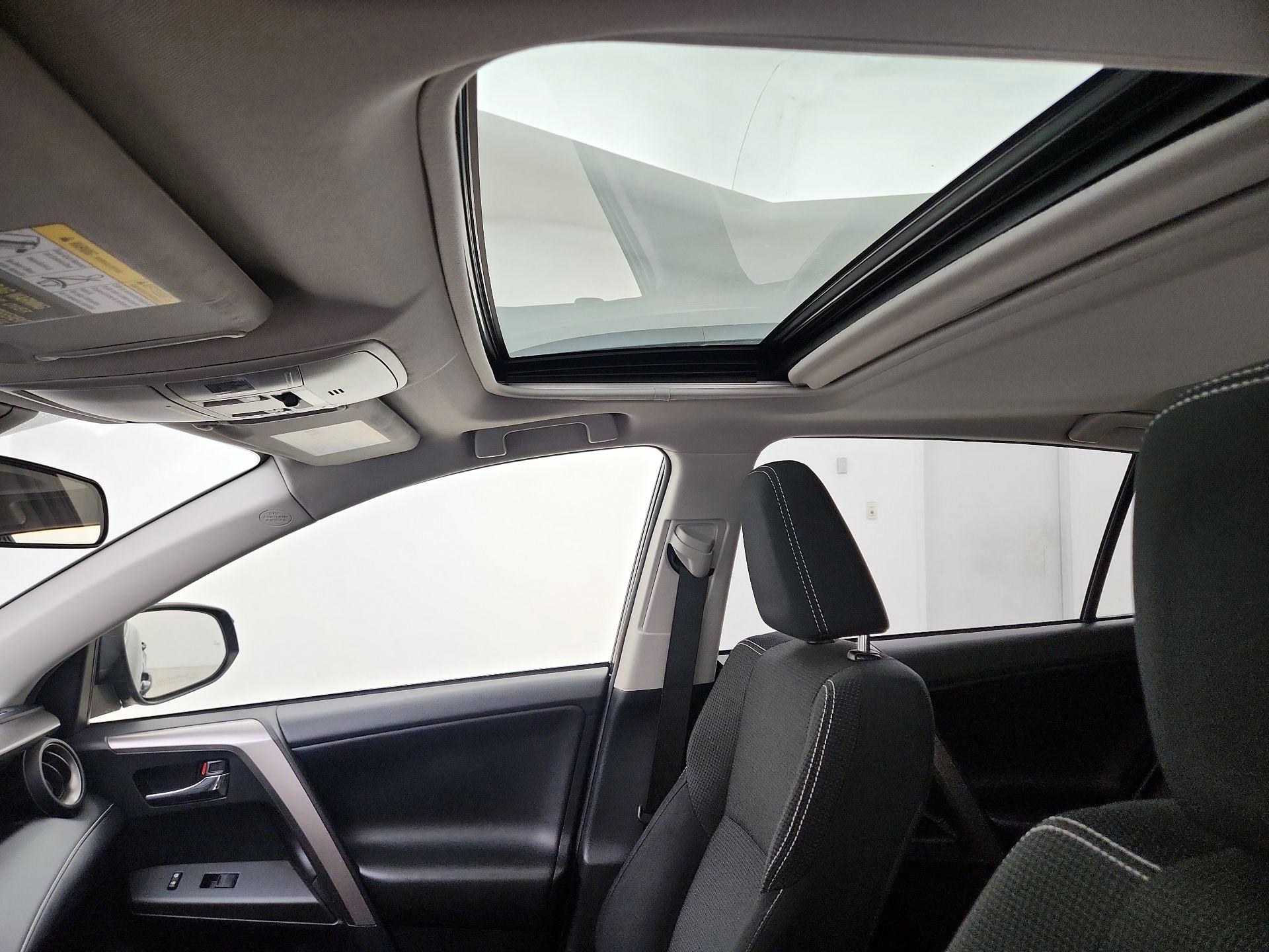 Thumbnail: 2018 Toyota RAV4 - 19