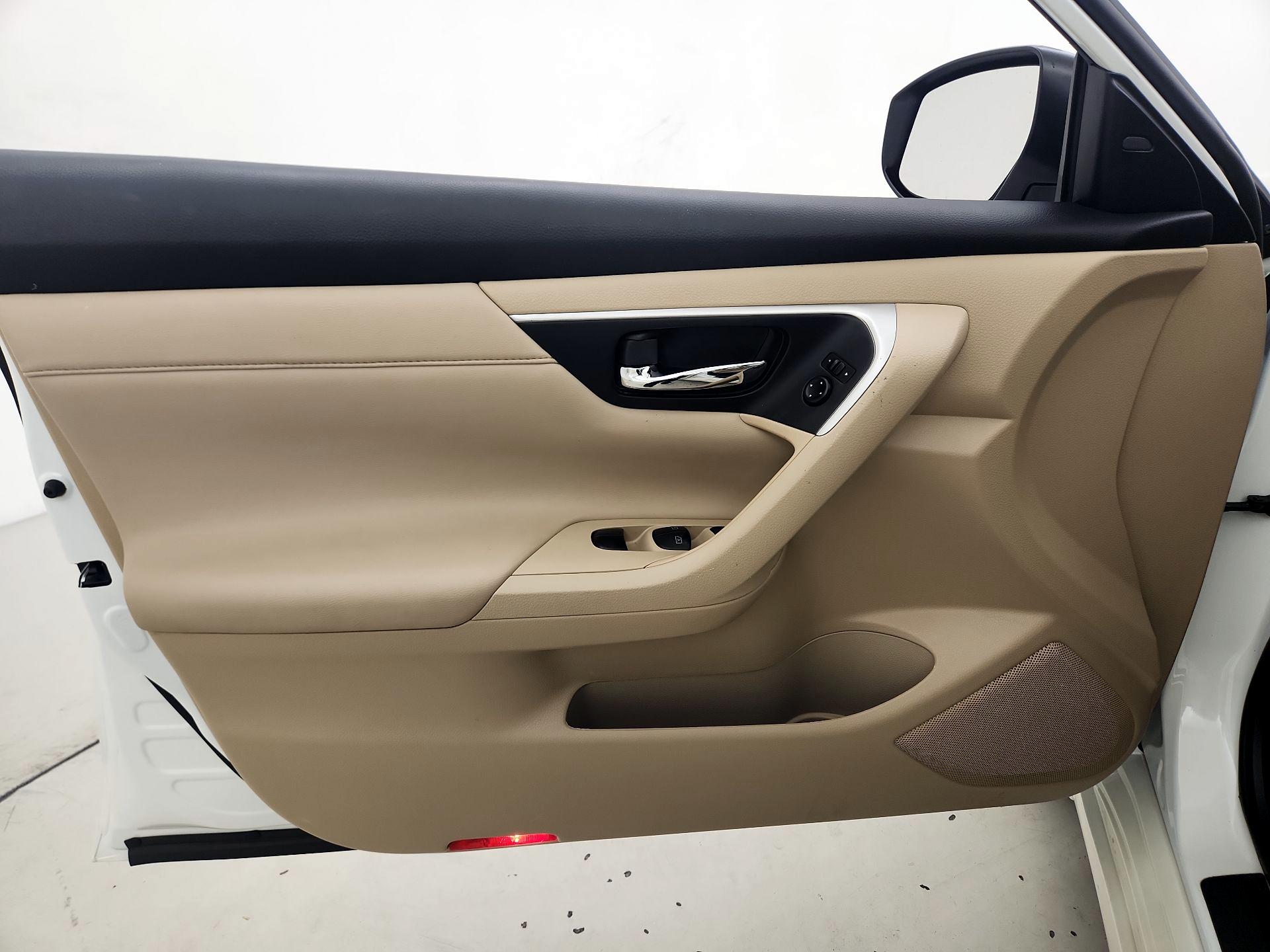 Thumbnail: 2016 Nissan Altima - 12