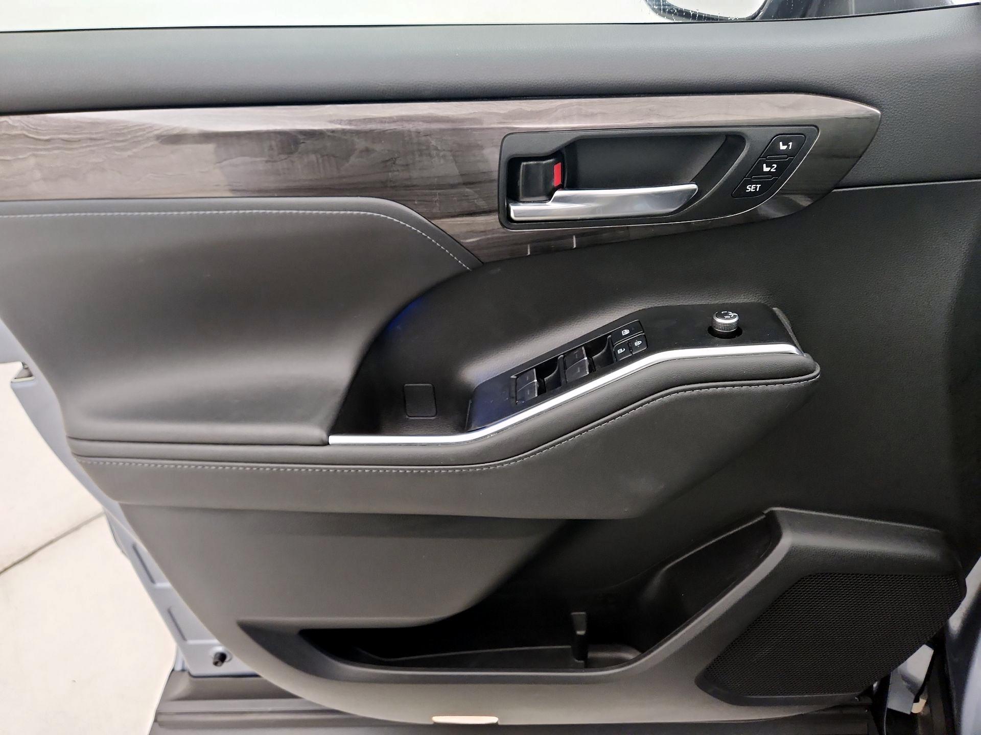 Thumbnail: 2020 Toyota Highlander - 12