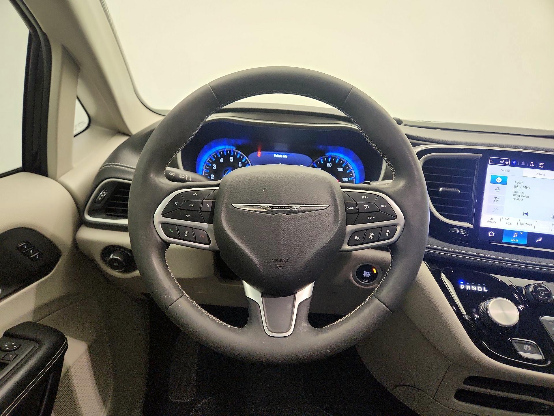 Thumbnail: 2022 Chrysler Pacifica - 10