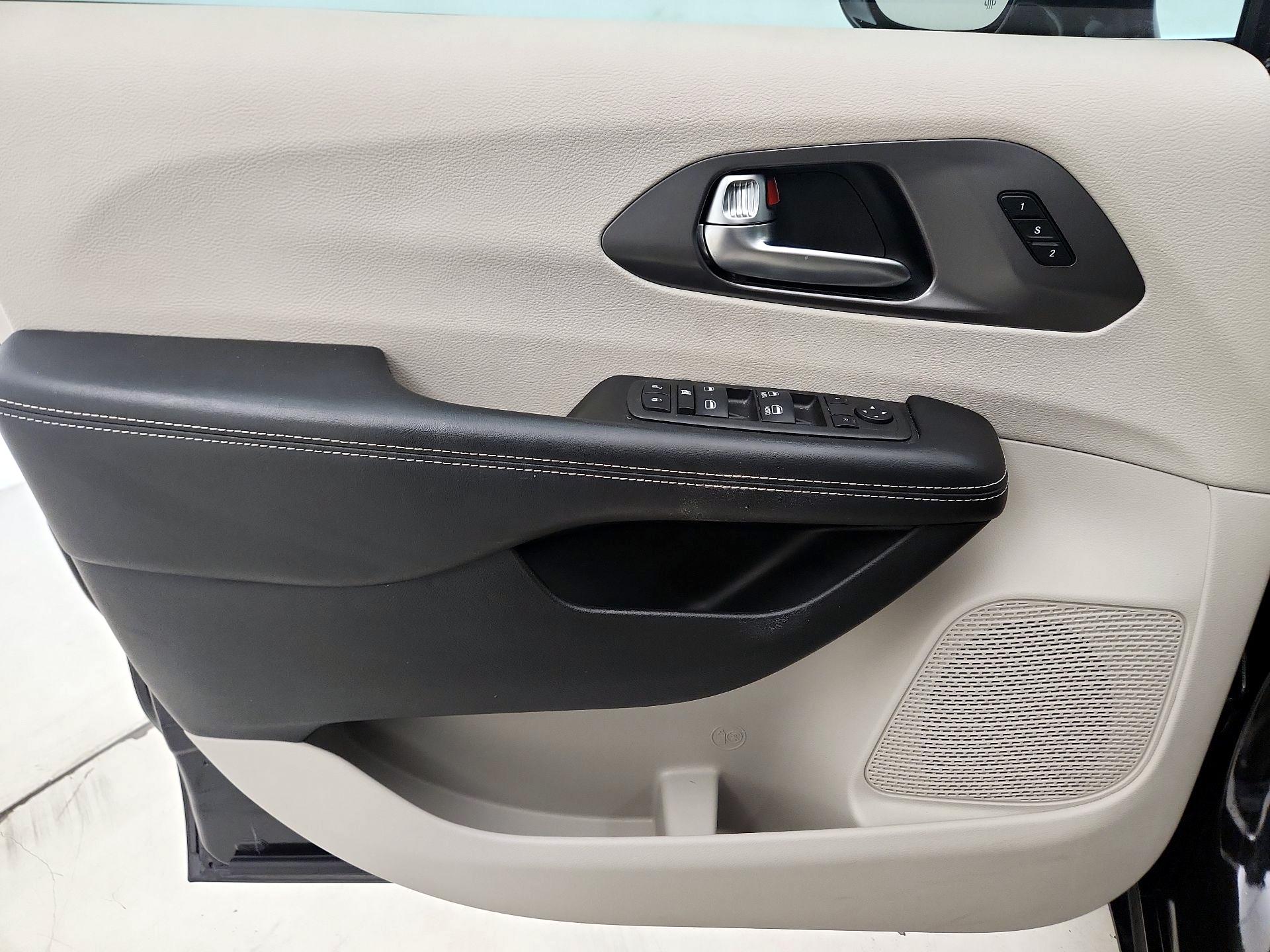 Thumbnail: 2022 Chrysler Pacifica - 12