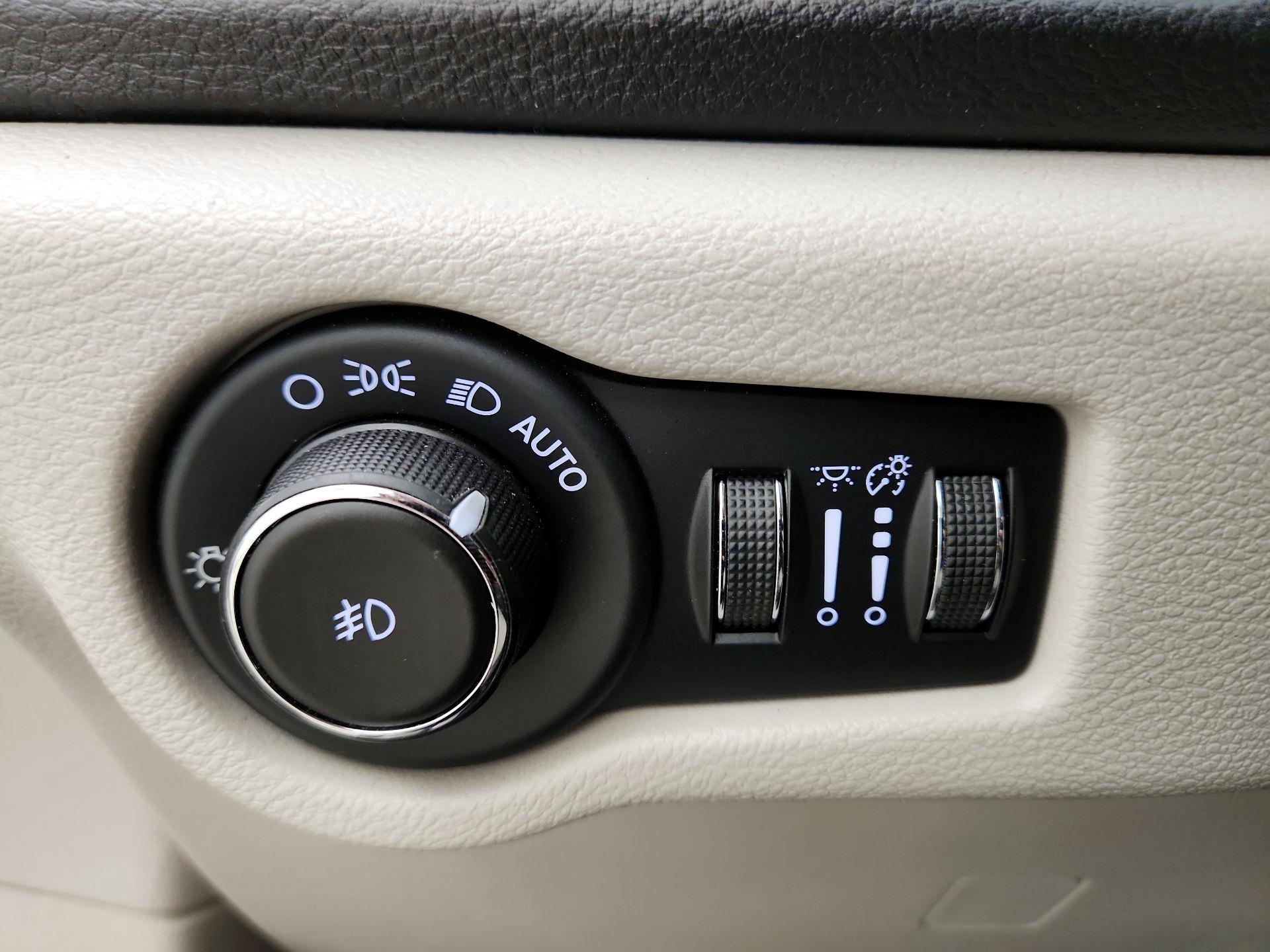 Thumbnail: 2017 Chrysler Pacifica - 13