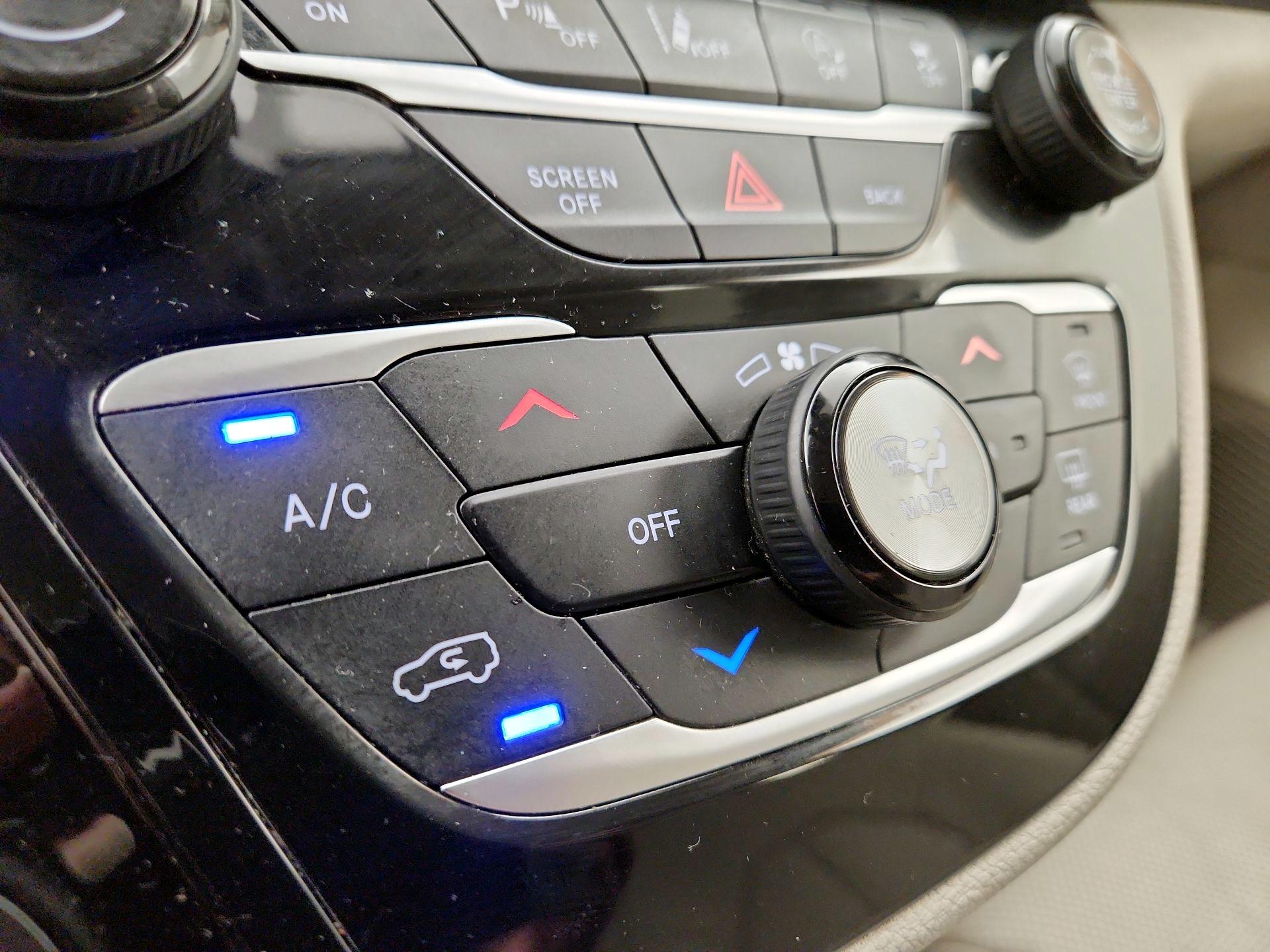 Thumbnail: 2017 Chrysler Pacifica - 17