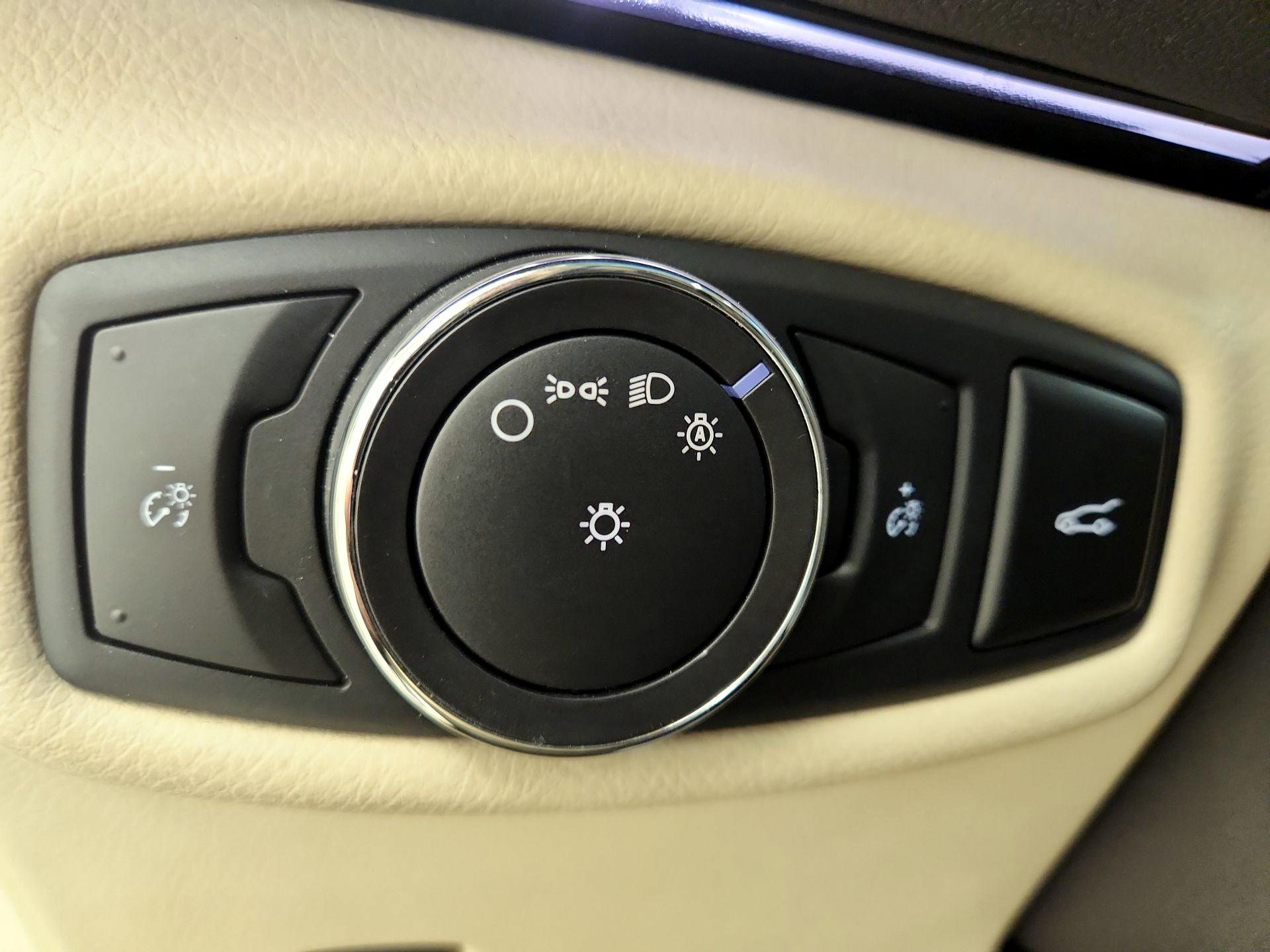 Thumbnail: 2015 Lincoln MKZ - 13