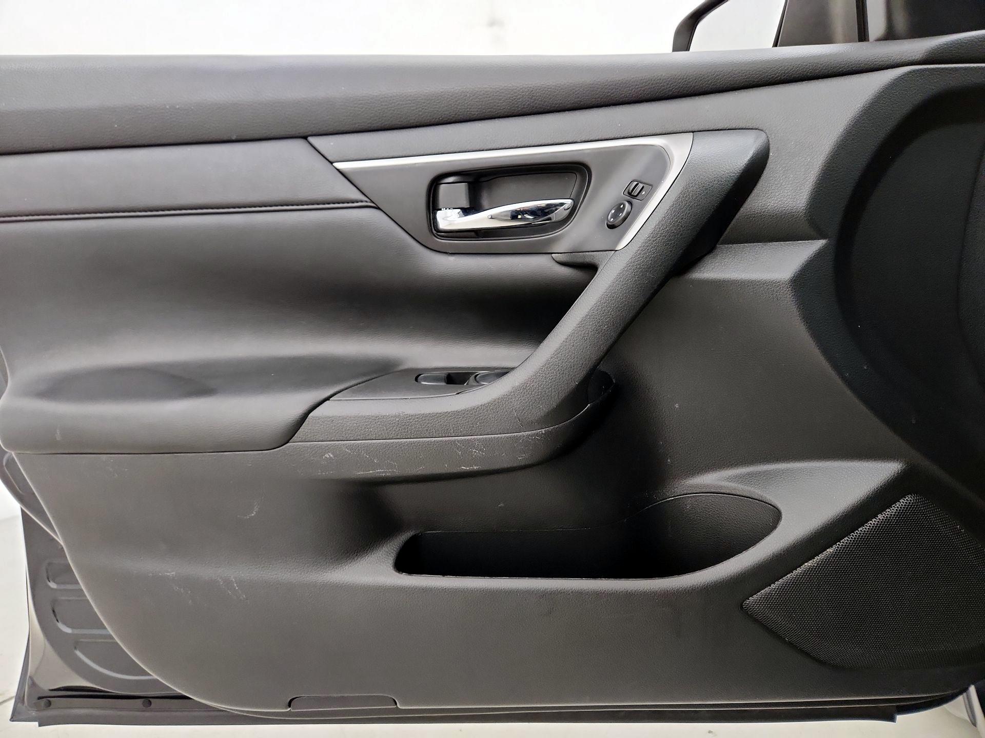 Thumbnail: 2015 Nissan Altima - 12