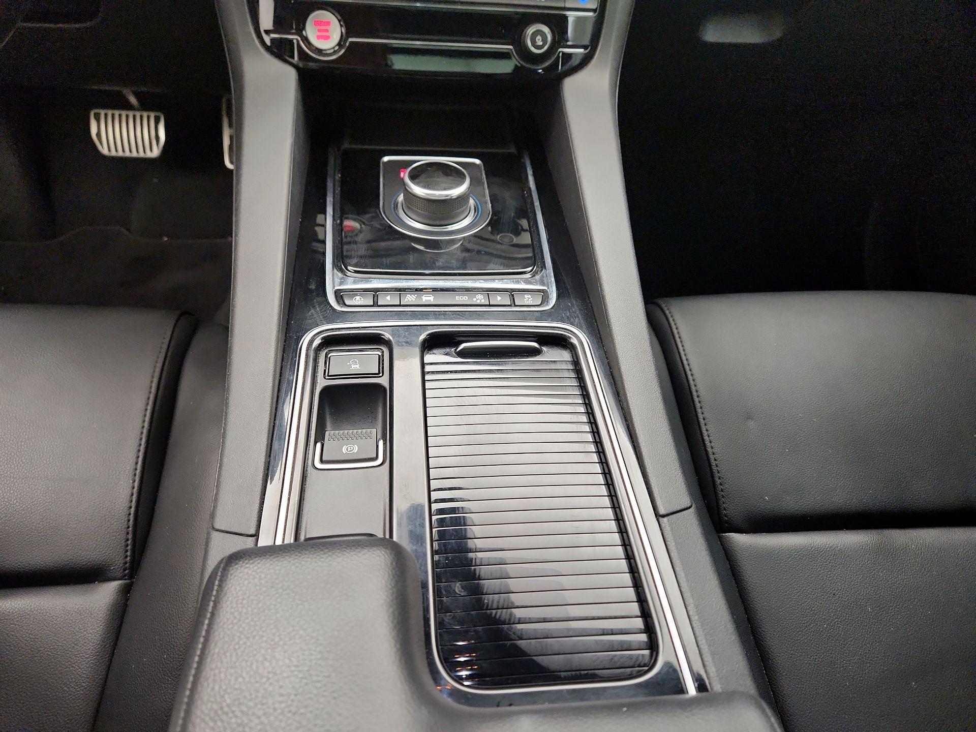 Thumbnail: 2019 Jaguar F-Pace - 18