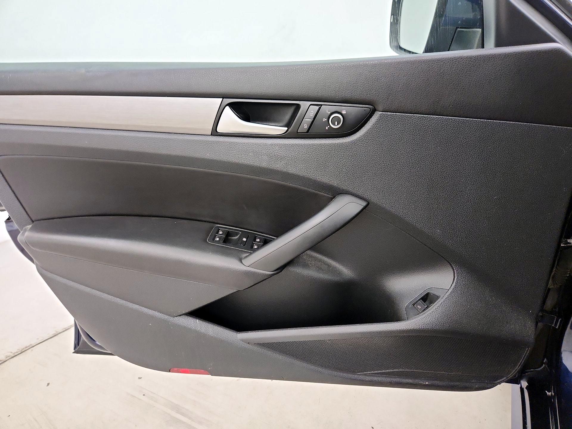 Thumbnail: 2015 Volkswagen Passat - 12