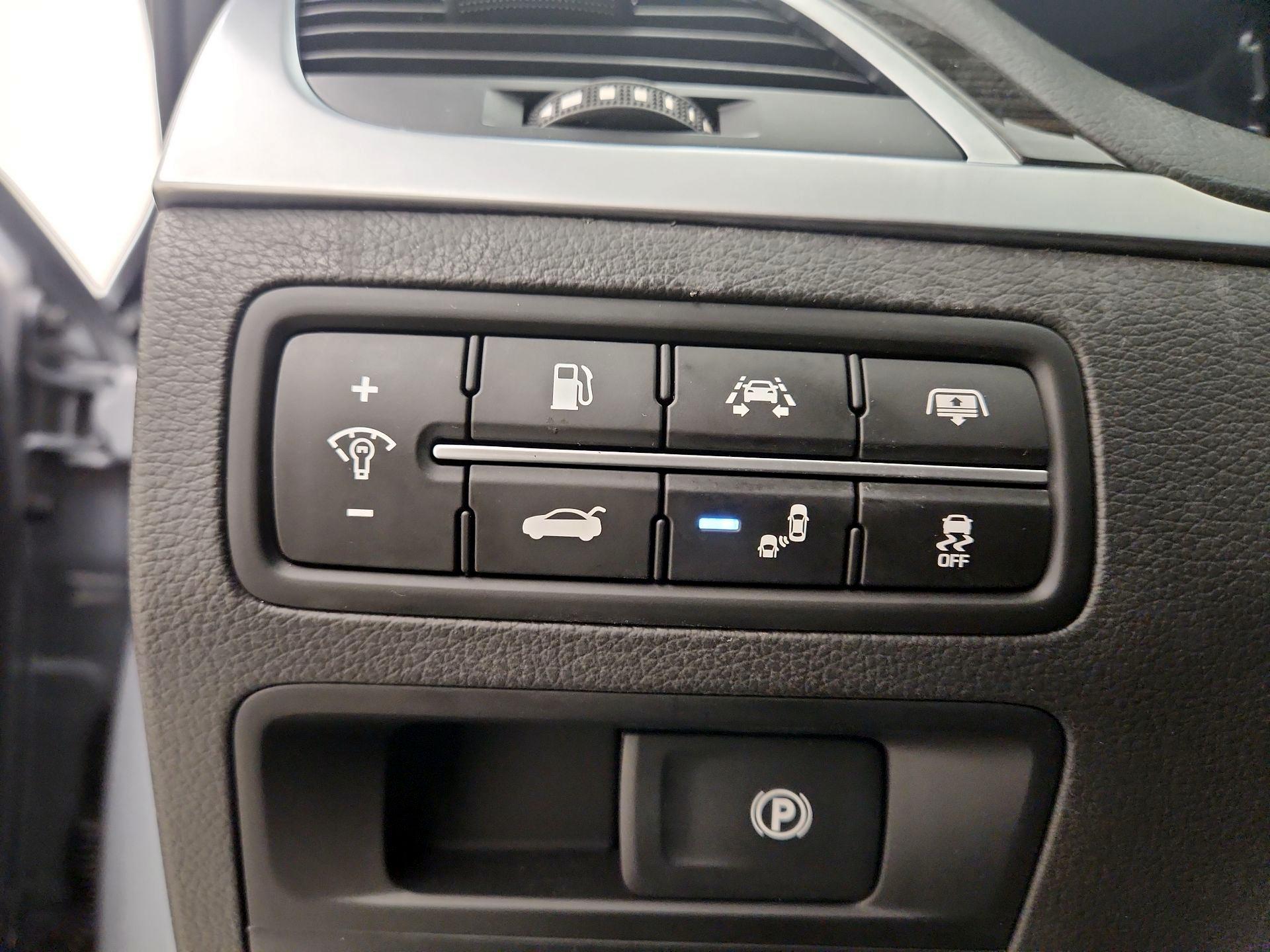 Thumbnail: 2017 Genesis G80 - 13