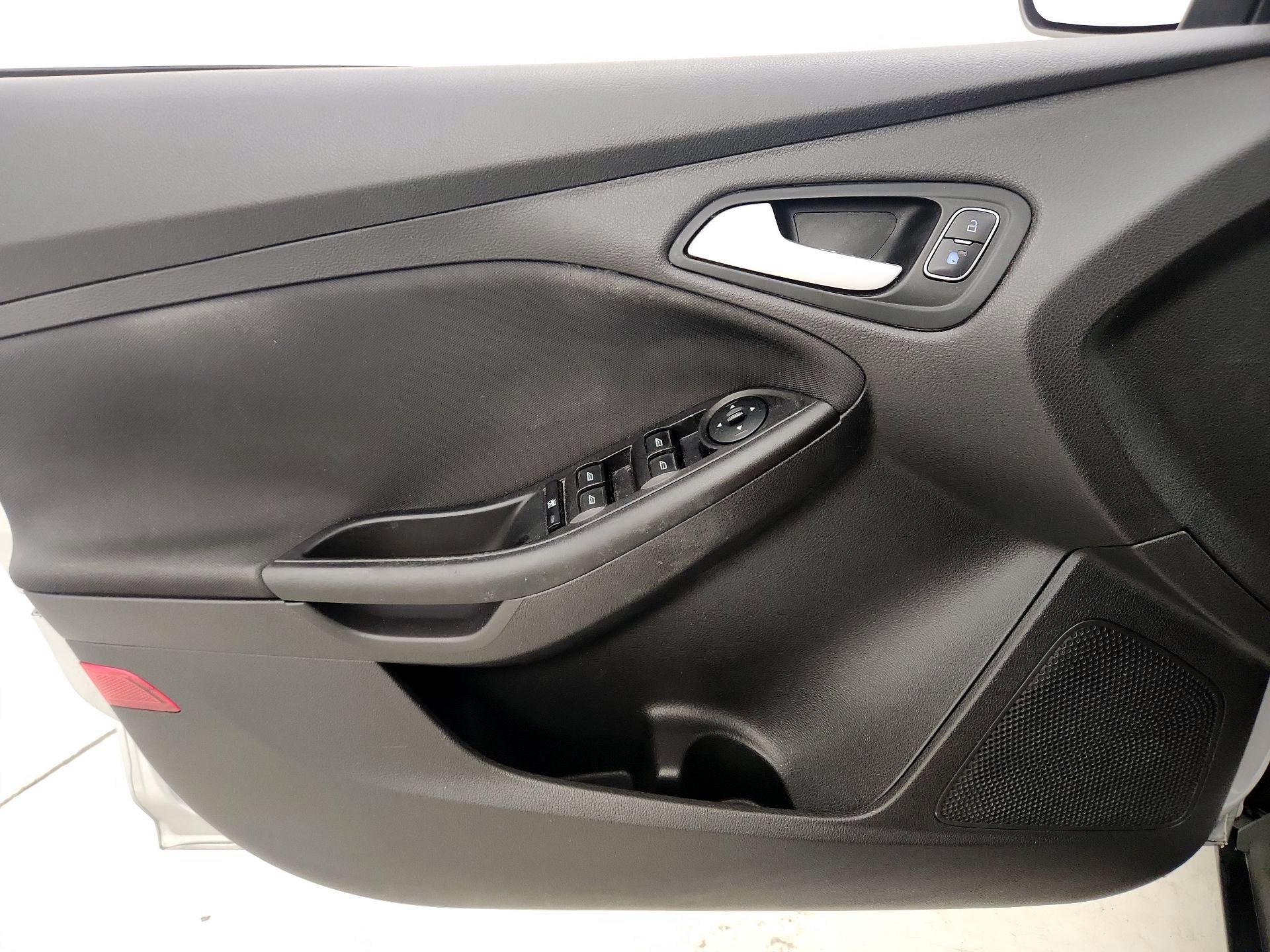 Thumbnail: 2015 Ford Focus - 12