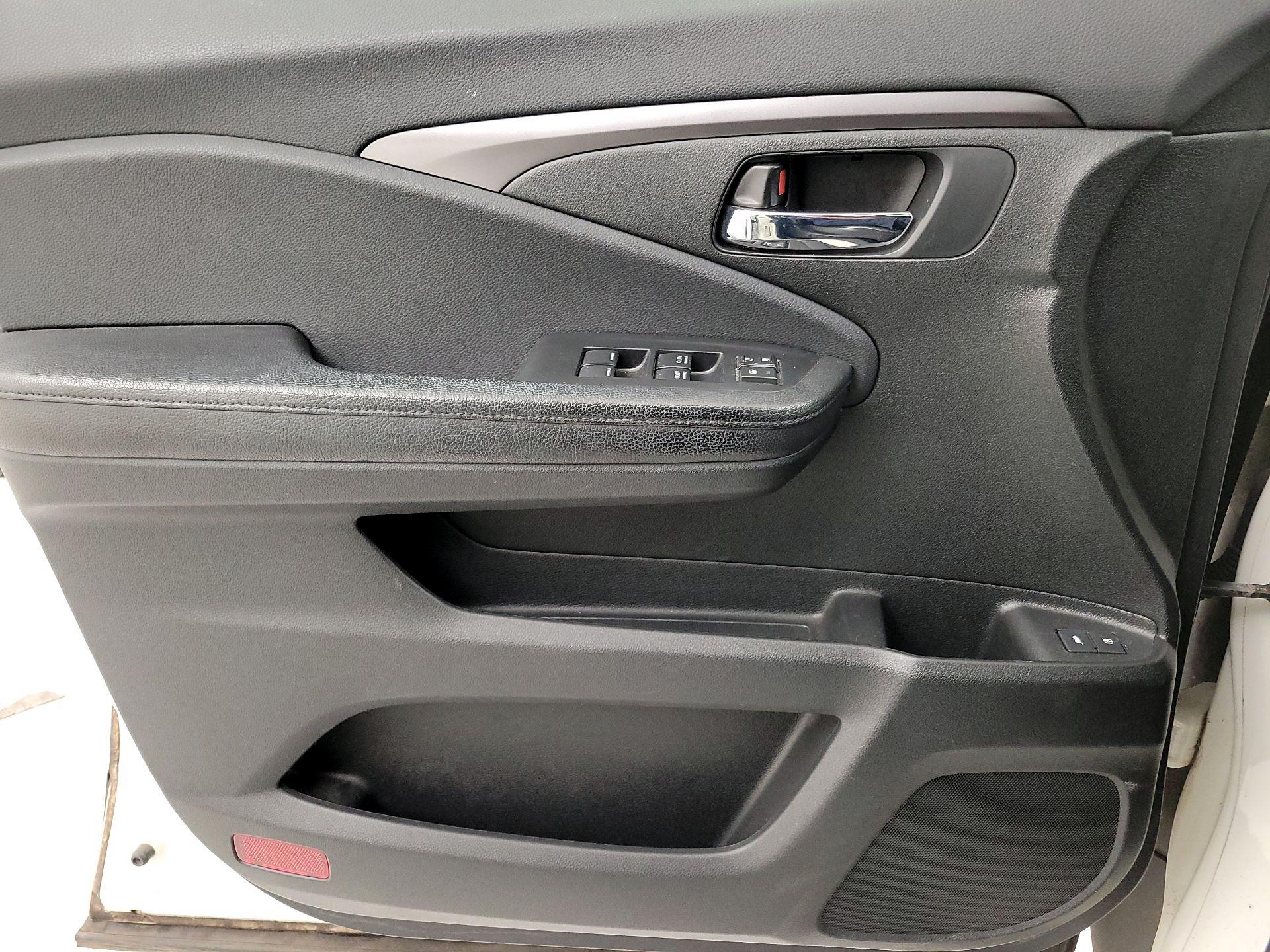 Thumbnail: 2017 Honda Pilot - 12