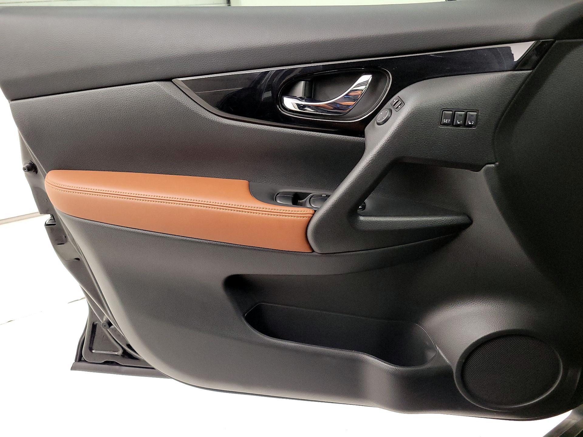 Thumbnail: 2017 Nissan Rogue - 12