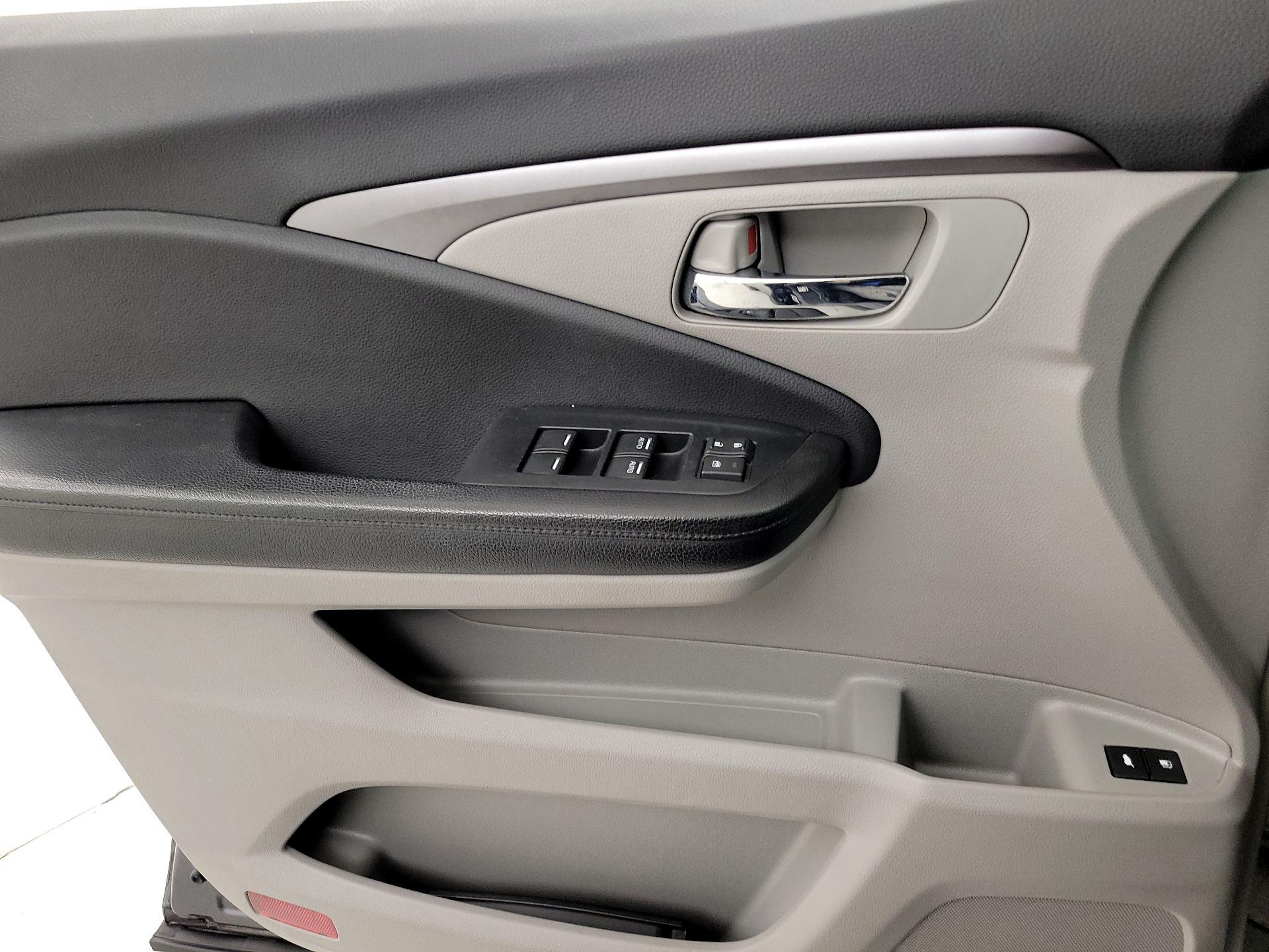 Thumbnail: 2017 Honda Pilot - 12