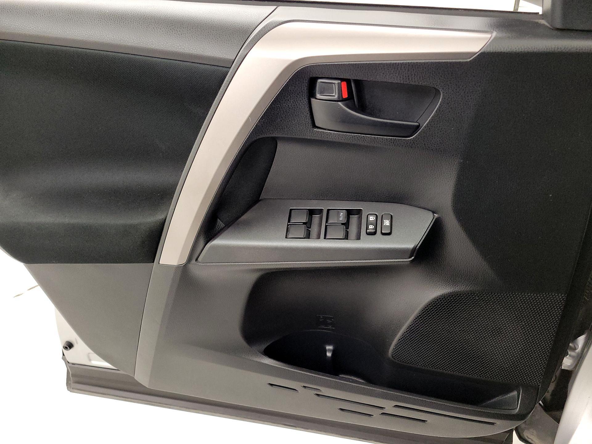 Thumbnail: 2018 Toyota RAV4 - 12