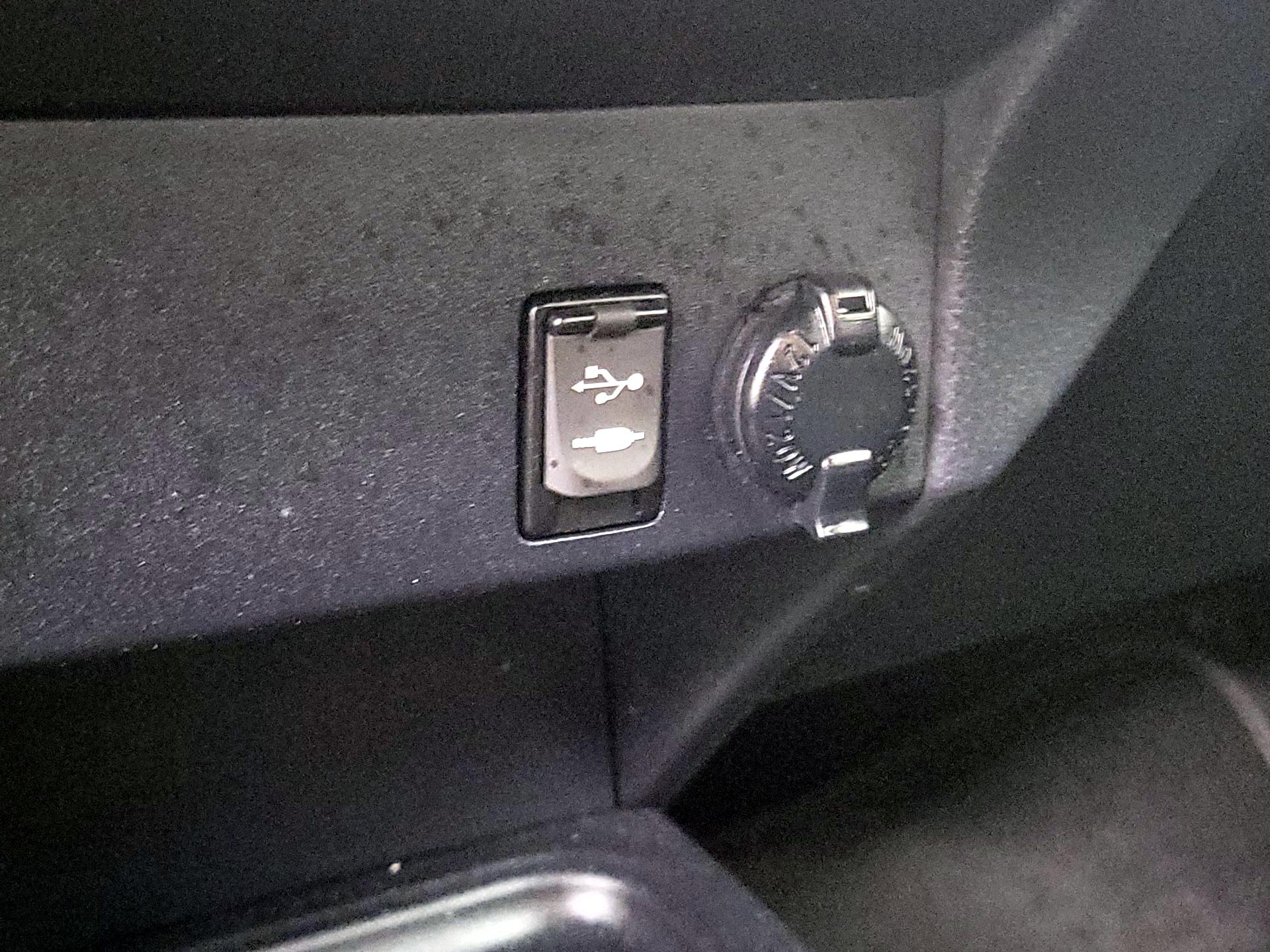 Thumbnail: 2018 Toyota RAV4 - 18