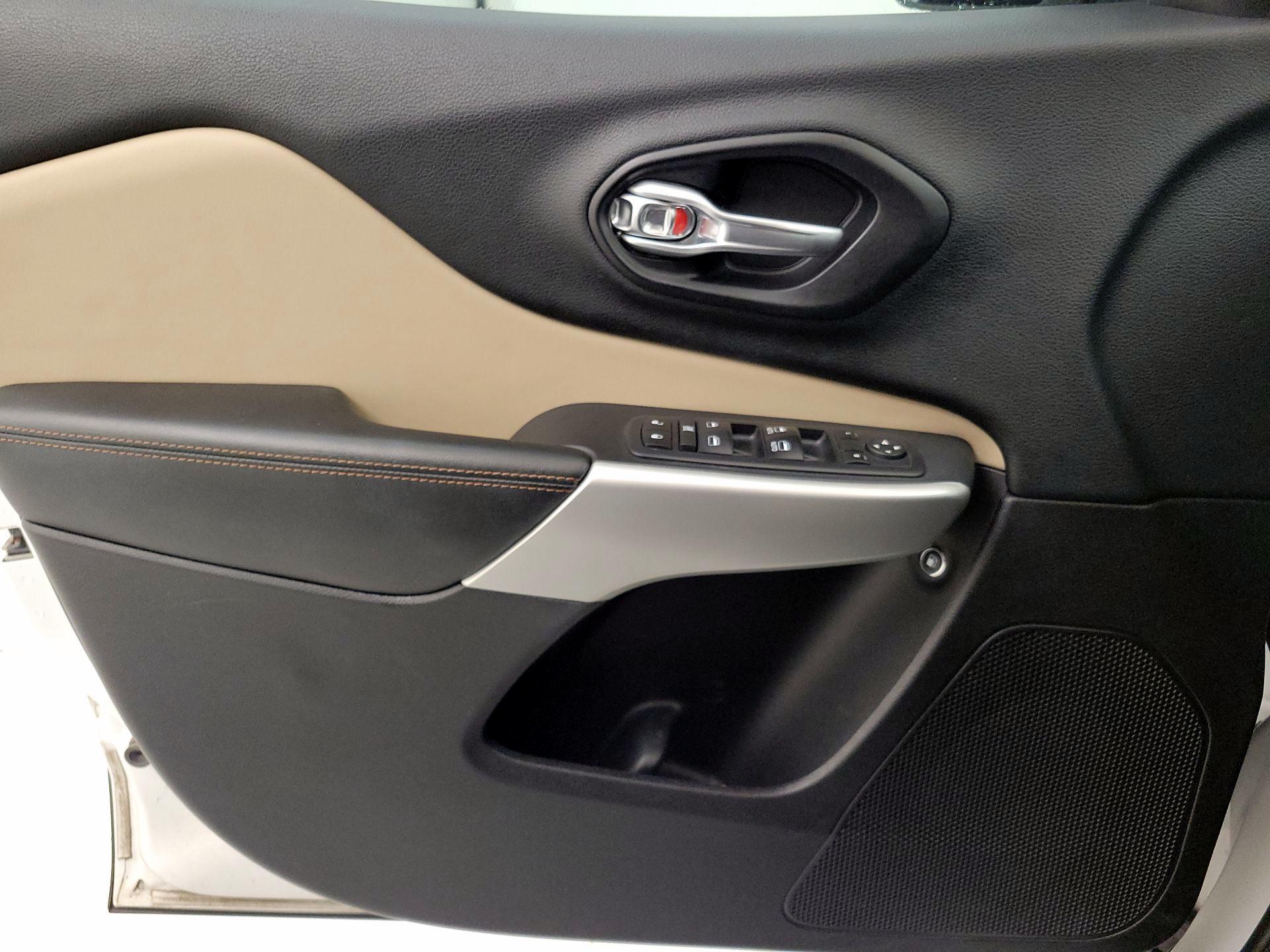 Thumbnail: 2017 Jeep Cherokee - 12