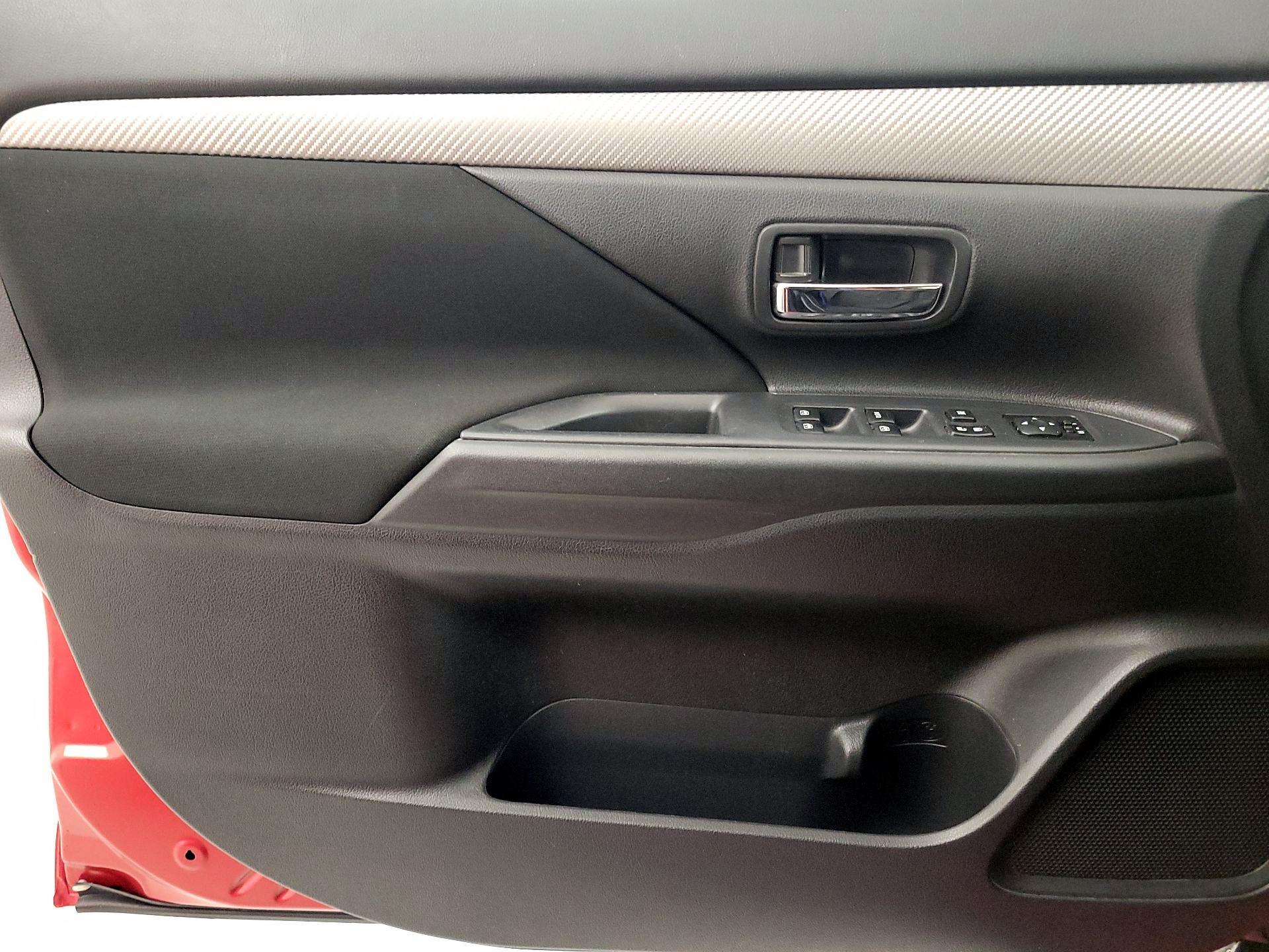 Thumbnail: 2018 Mitsubishi Outlander - 12