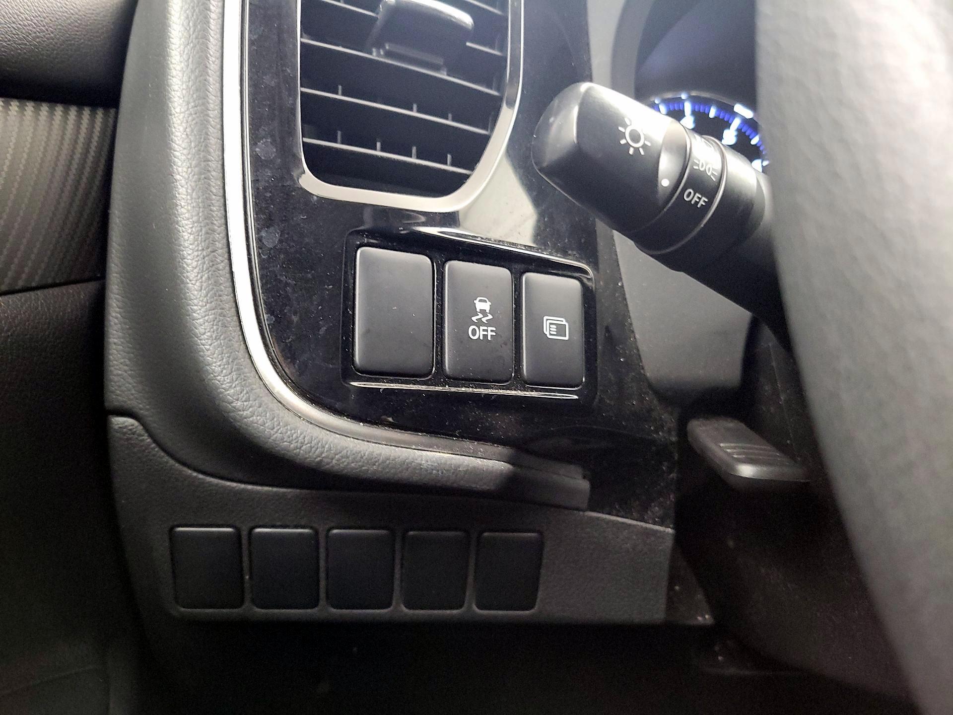 Thumbnail: 2018 Mitsubishi Outlander - 13