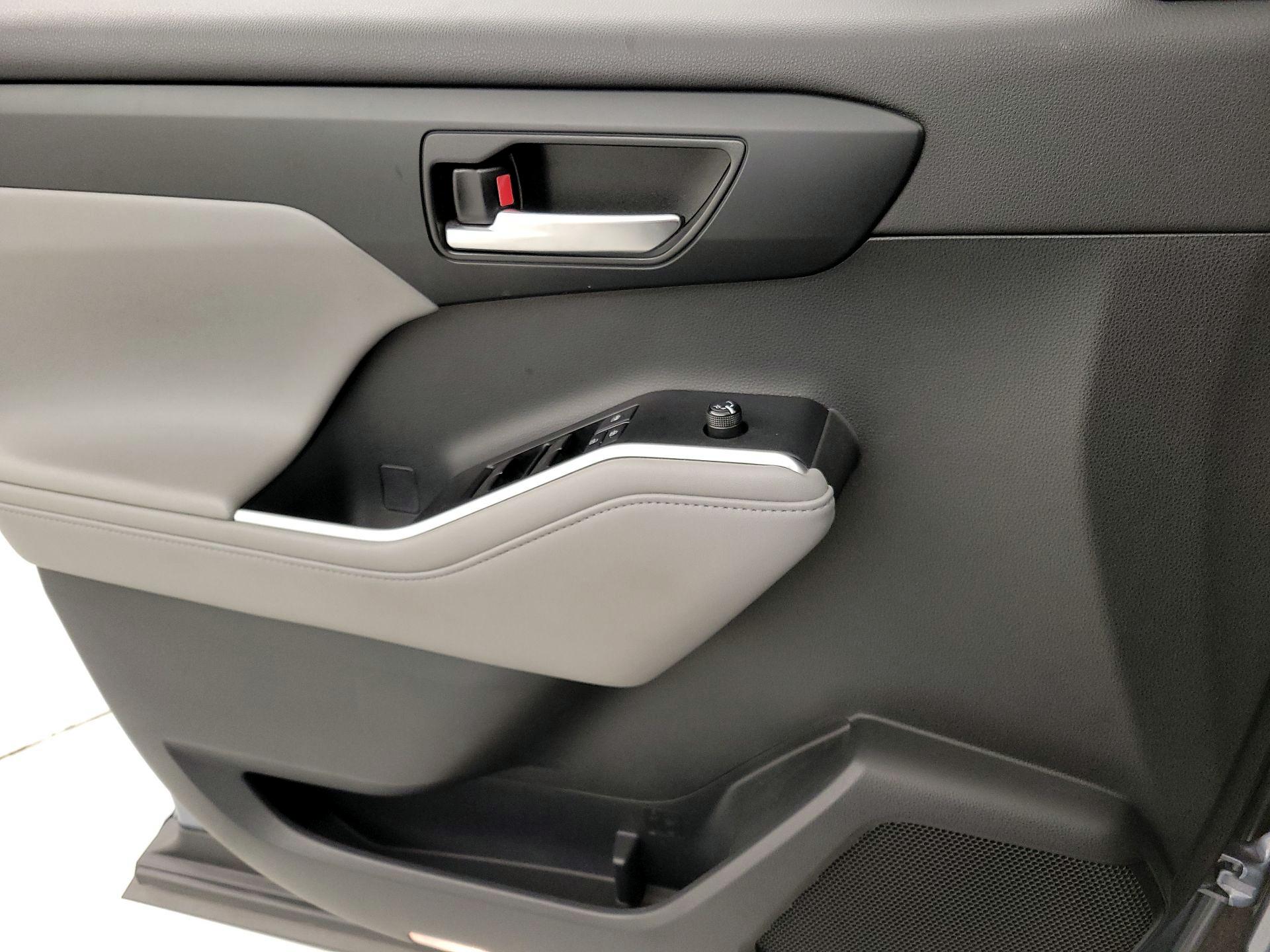 Thumbnail: 2020 Toyota Highlander - 12