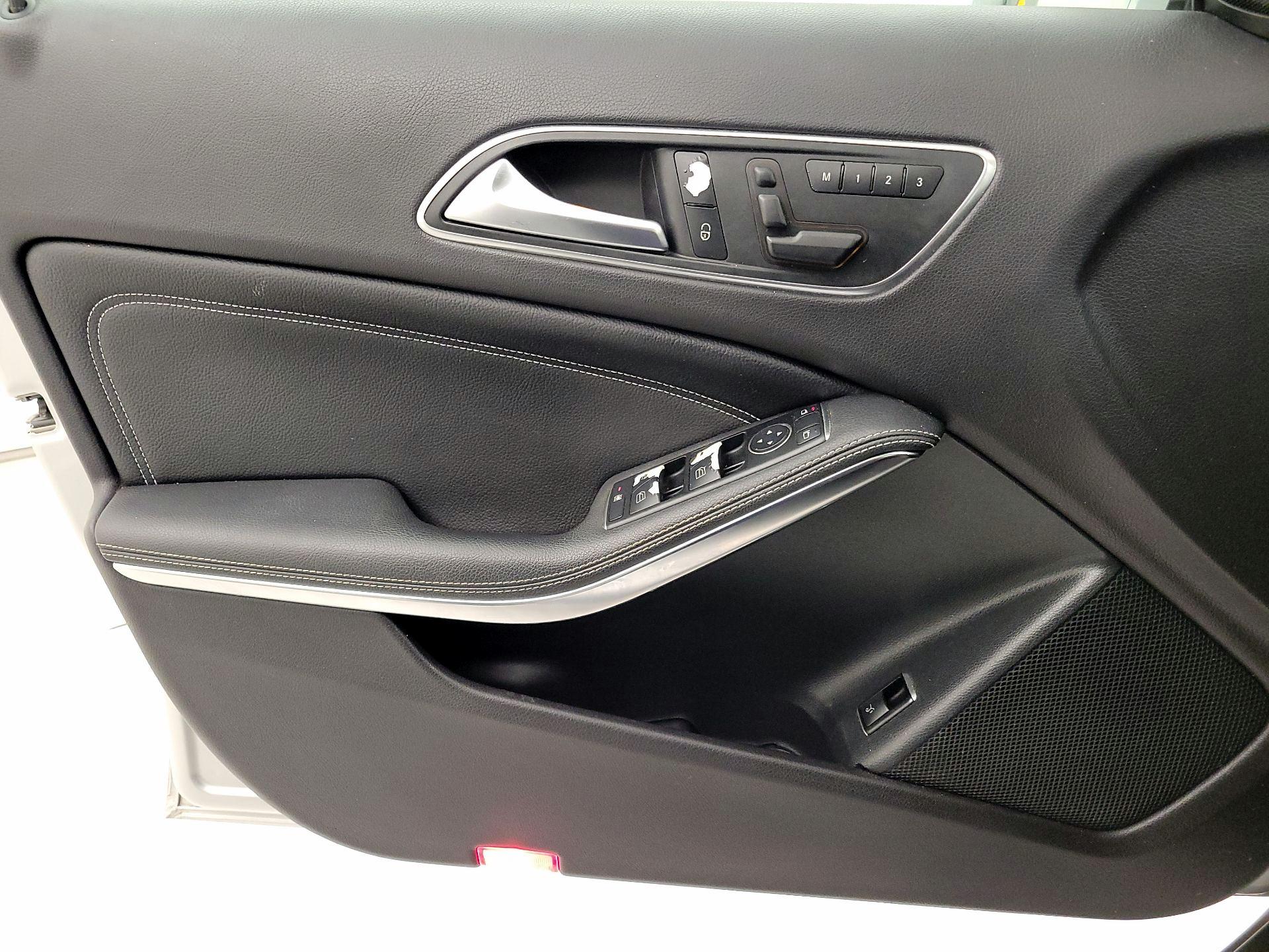 Thumbnail: 2015 Mercedes-Benz GLA - 12