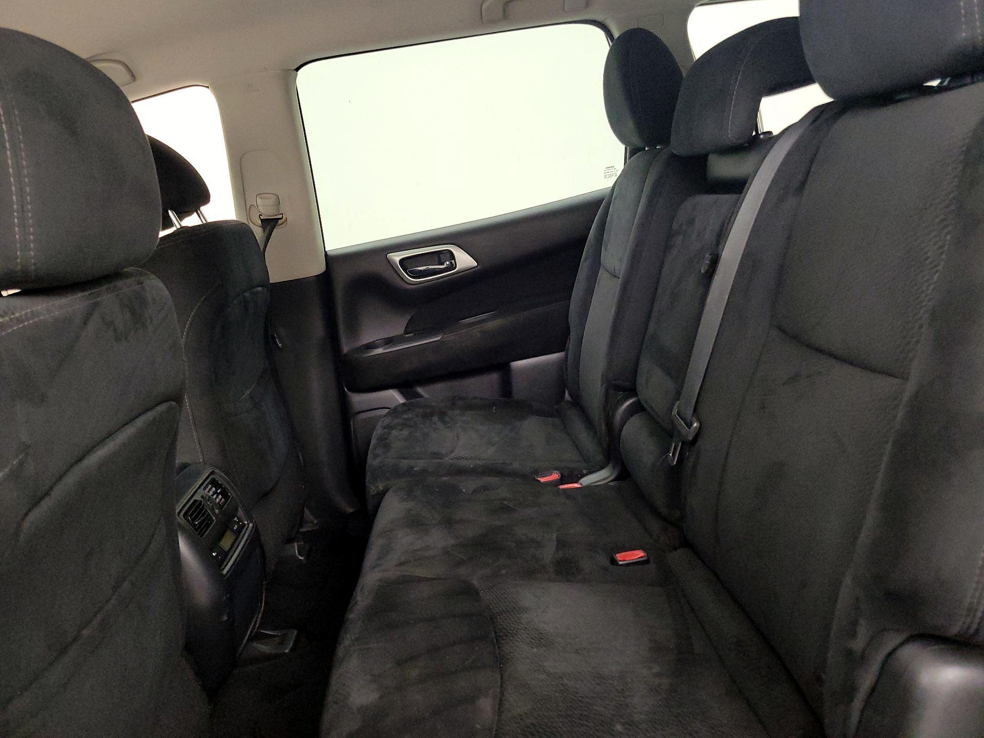 Thumbnail: 2016 Nissan Pathfinder - 18