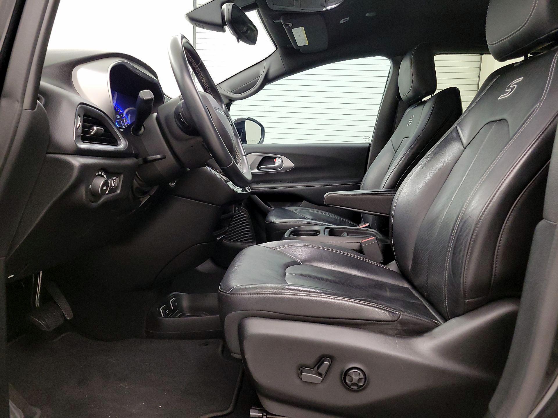 Thumbnail: 2018 Chrysler Pacifica - 11