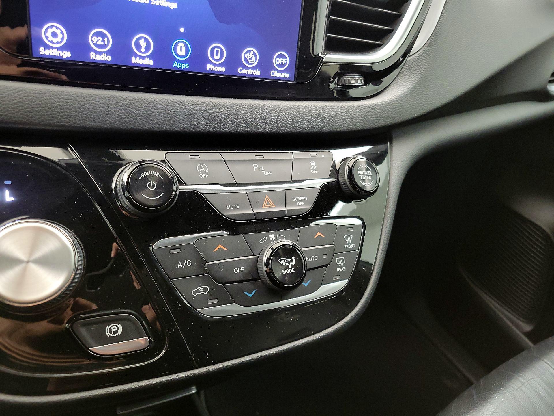 Thumbnail: 2018 Chrysler Pacifica - 16