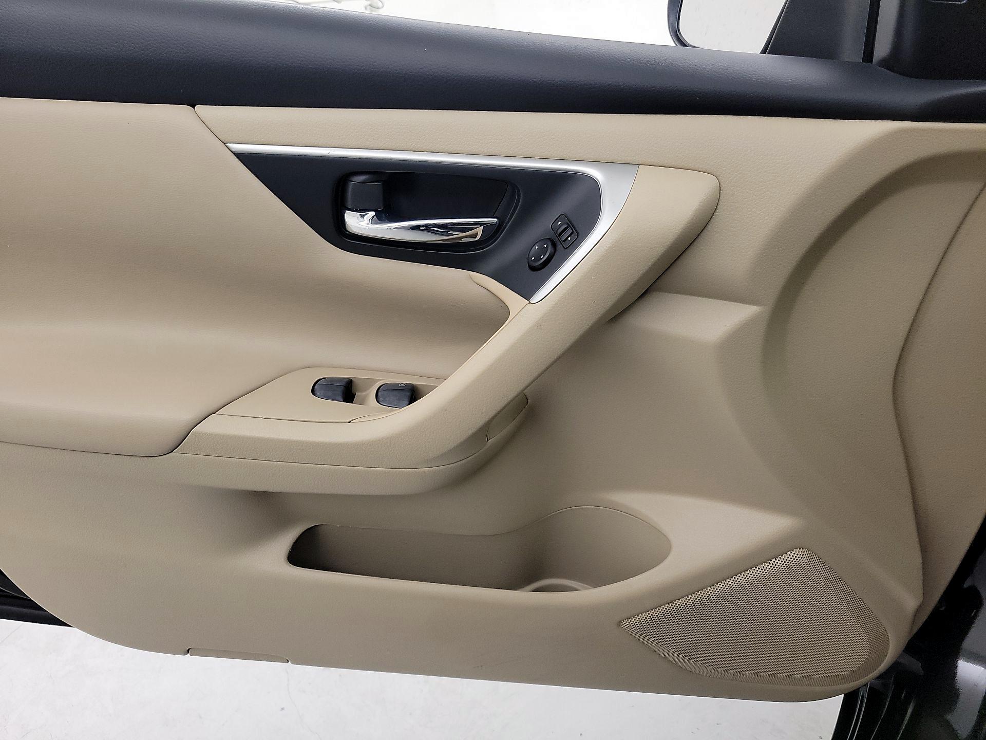 Thumbnail: 2017 Nissan Altima - 12